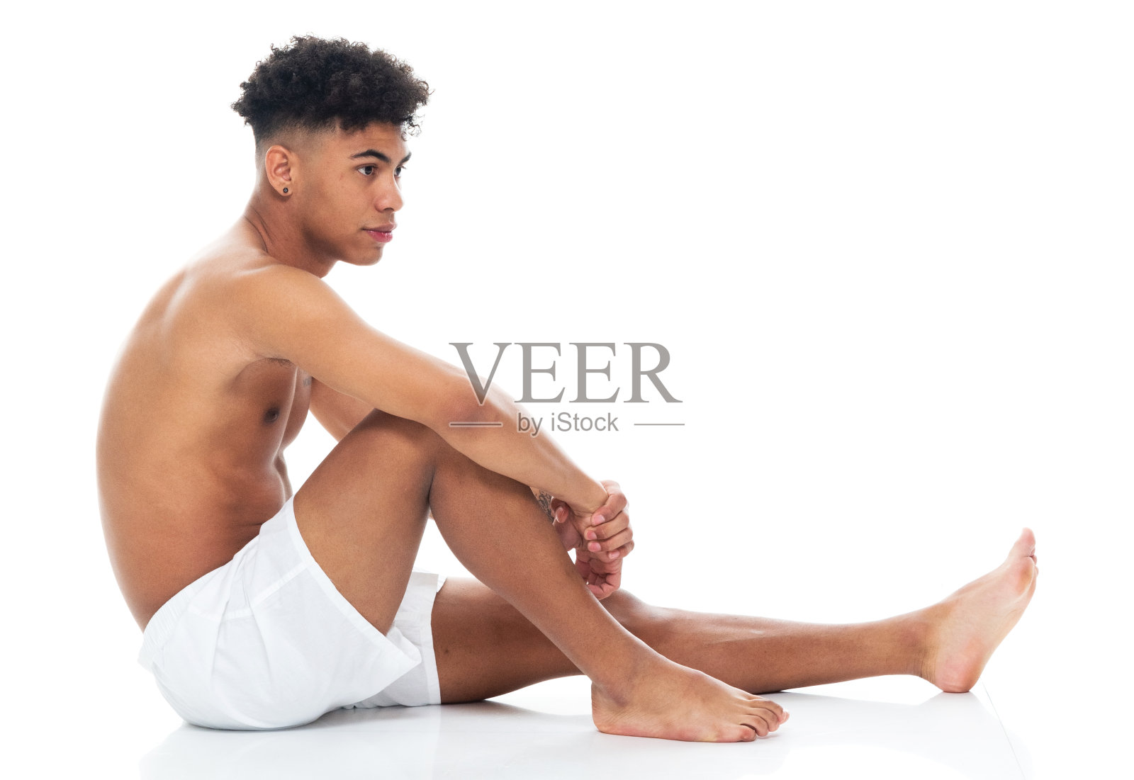 非裔美国人年轻男性穿着平角短裤坐着照片摄影图片