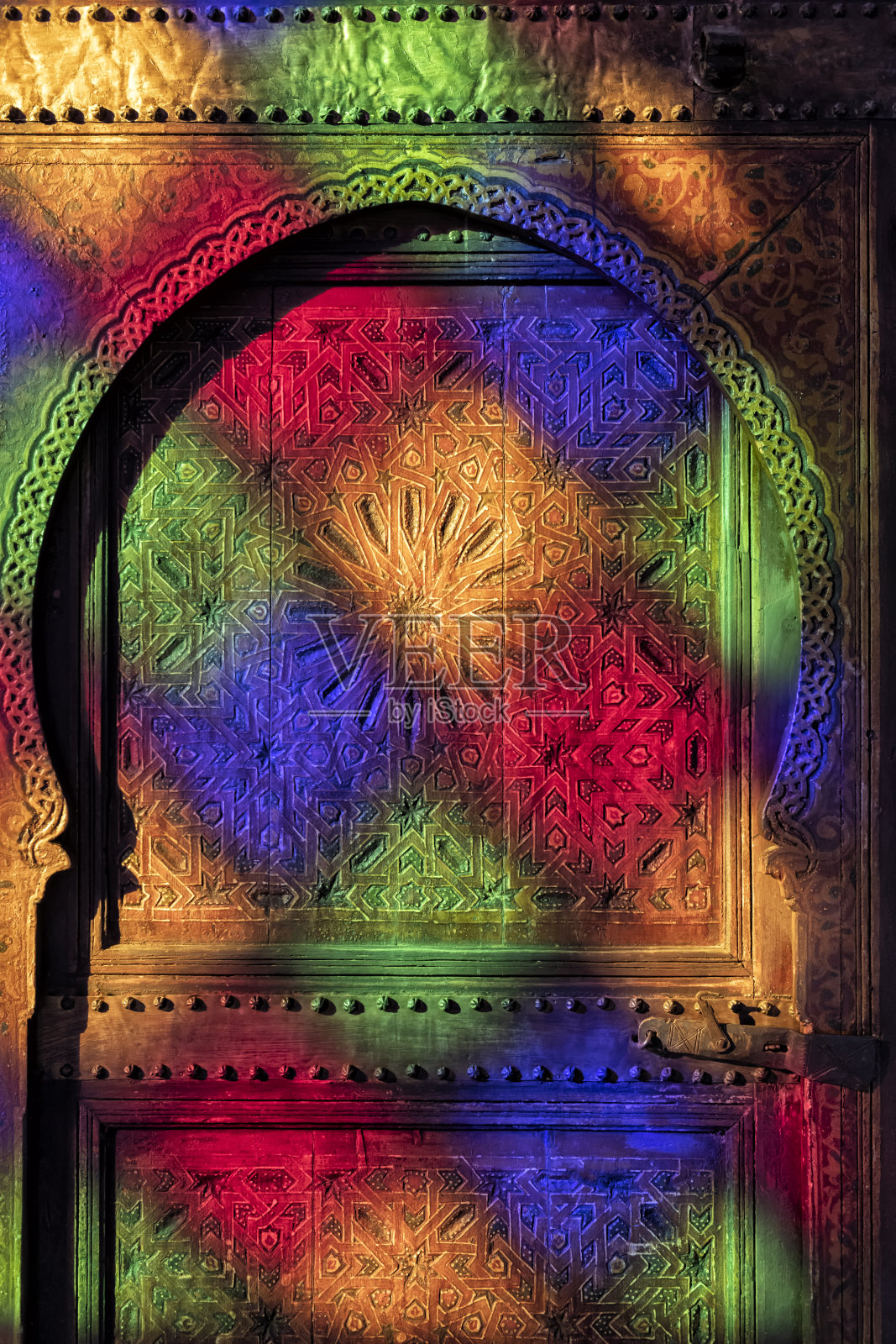 传统的，古老的，摩洛哥木雕门，与彩色玻璃窗的彩色反射。照片摄影图片