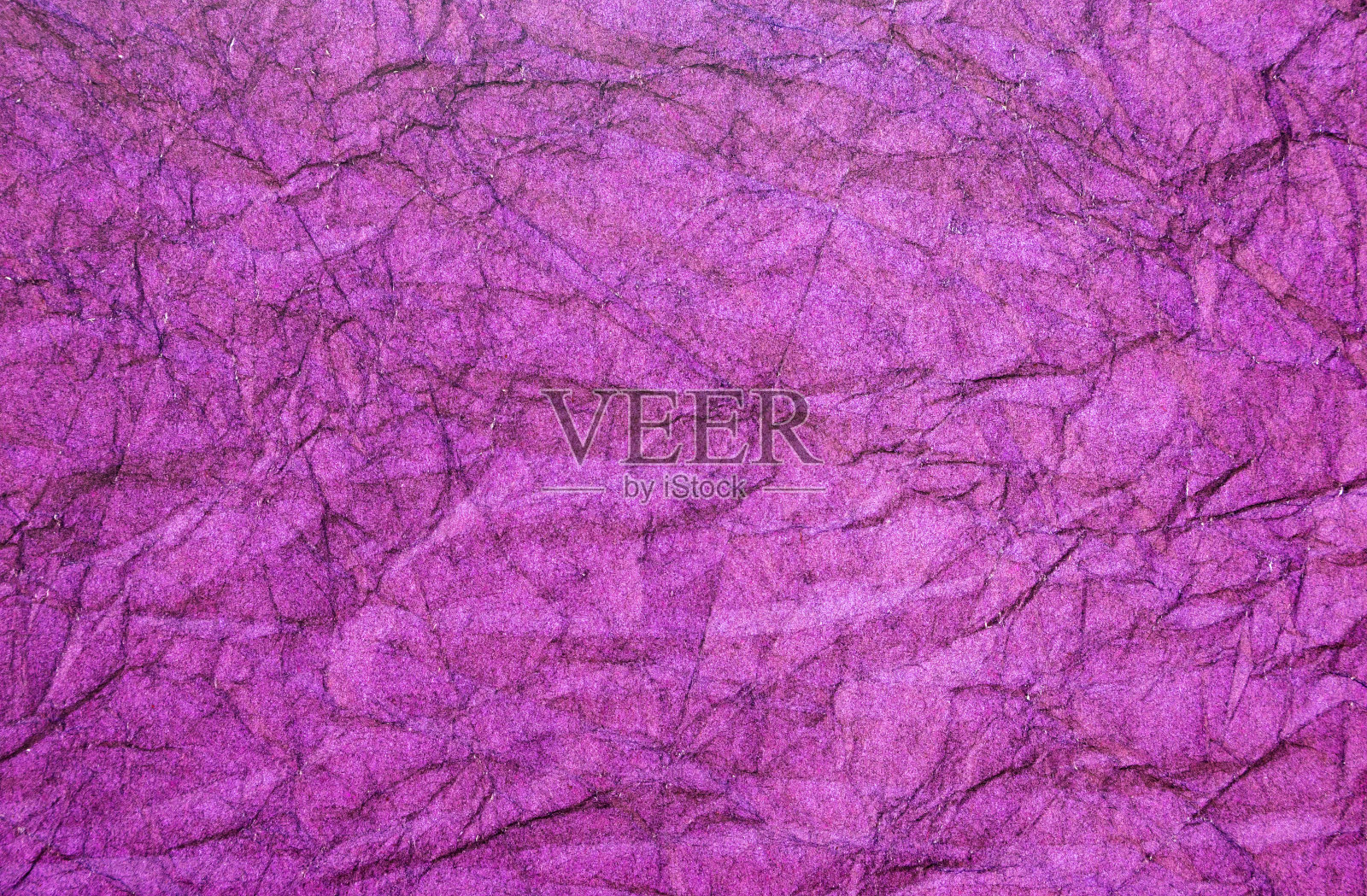 纹理鲜艳的皱纹紫色纸。的背景图片。照片摄影图片