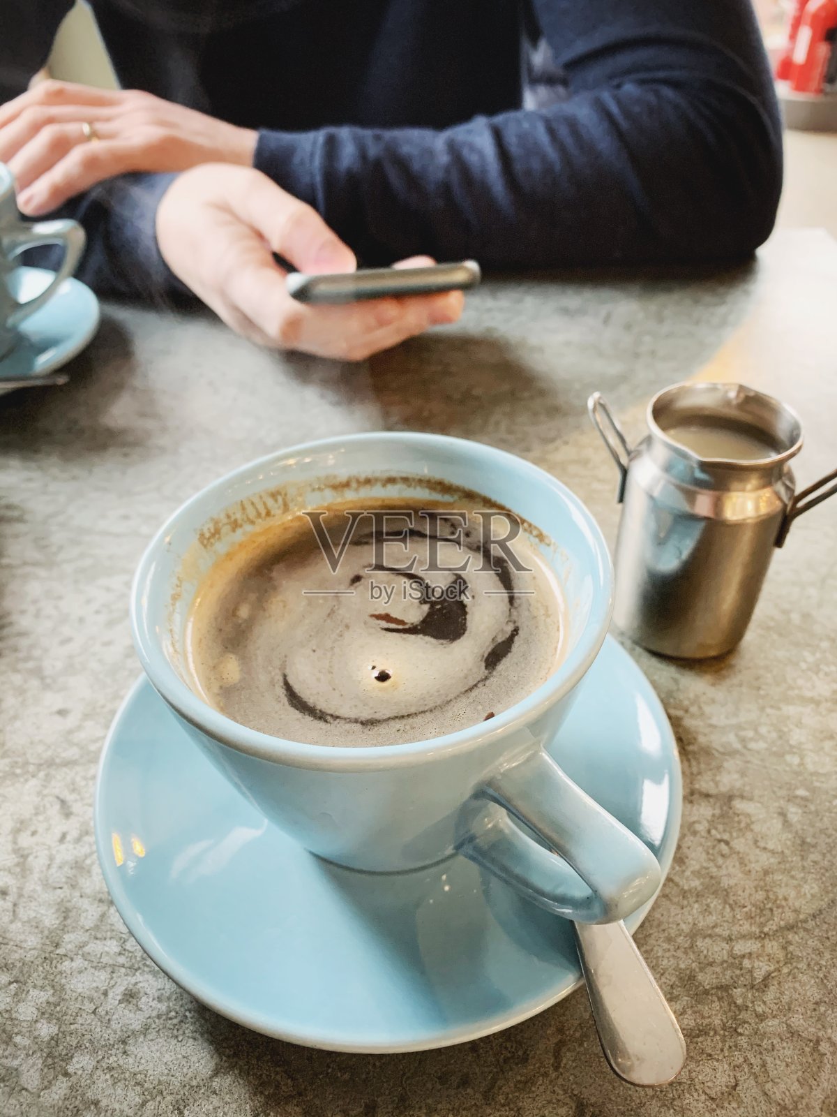 喝咖啡时间玩智能手机的男人照片摄影图片