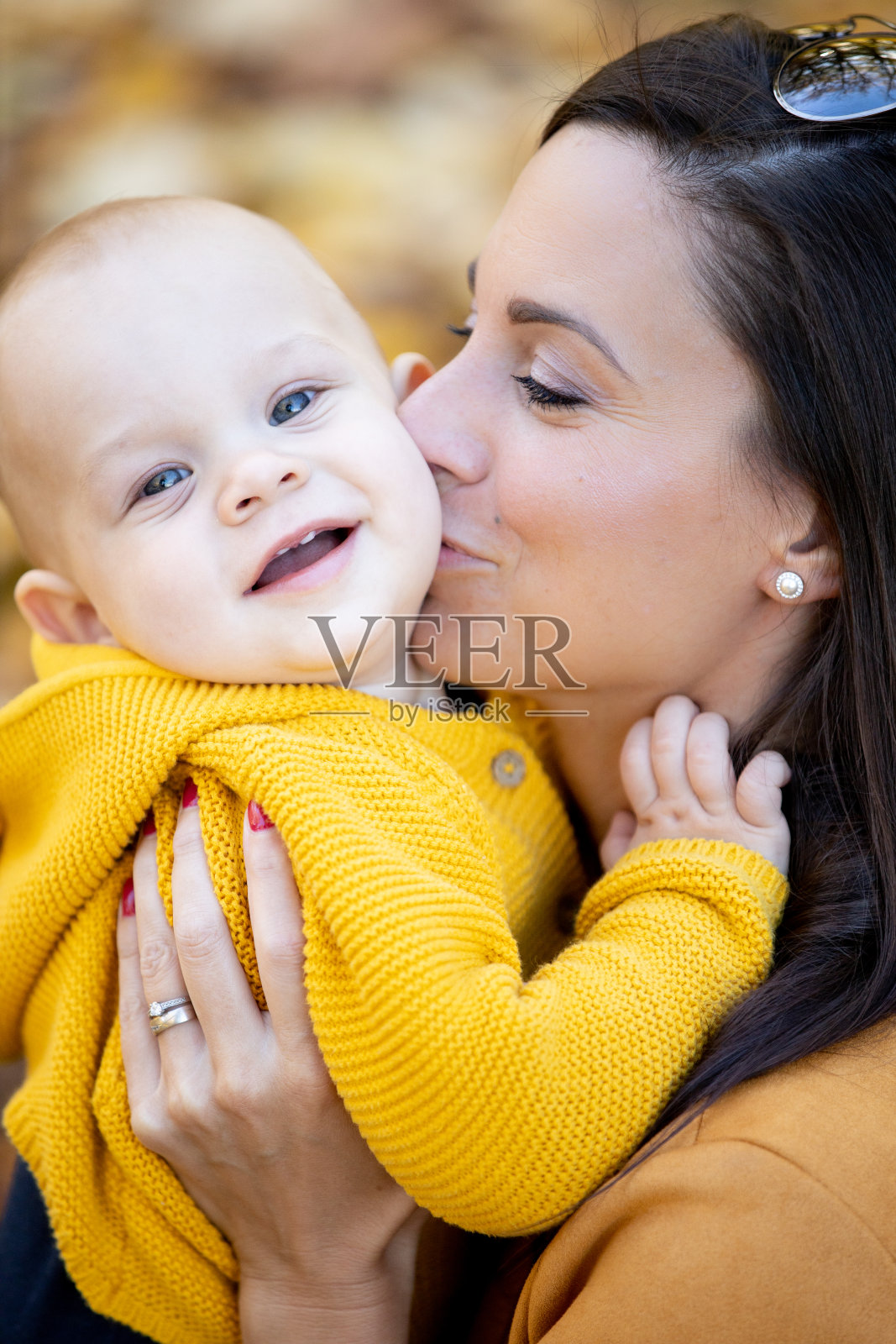 快乐的妈妈亲吻她的宝贝儿子的照片照片摄影图片