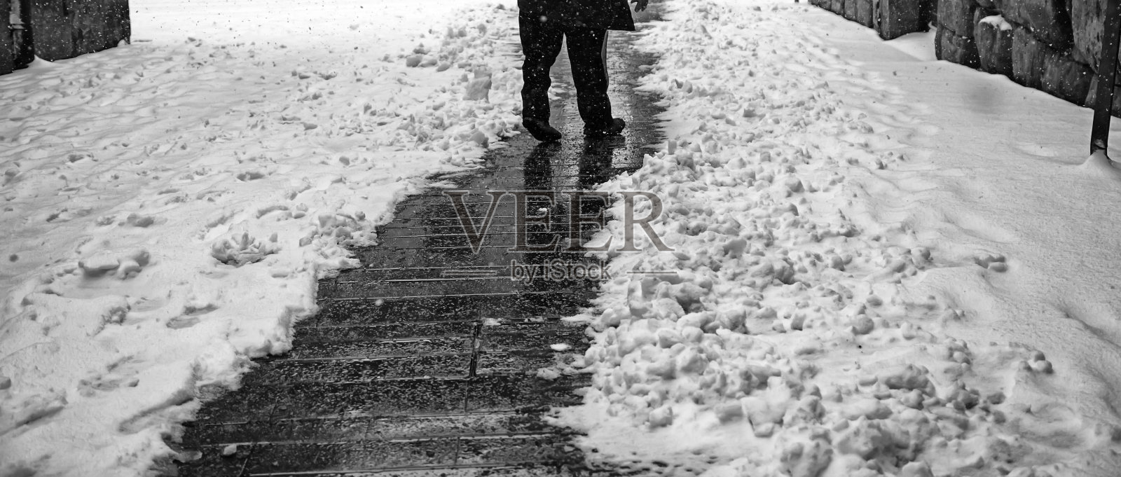 雪地上行走的人照片摄影图片