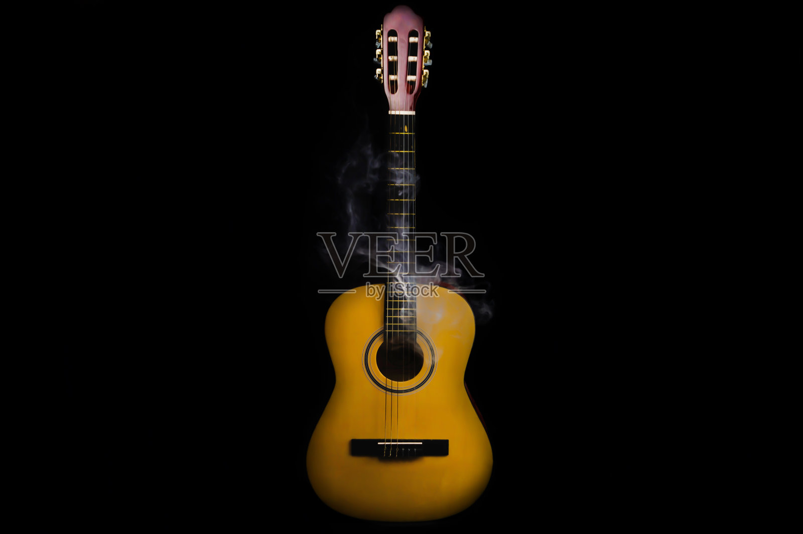 烟雾中的吉他在黑色的背景…乐器。吉他颈上的弦照片摄影图片