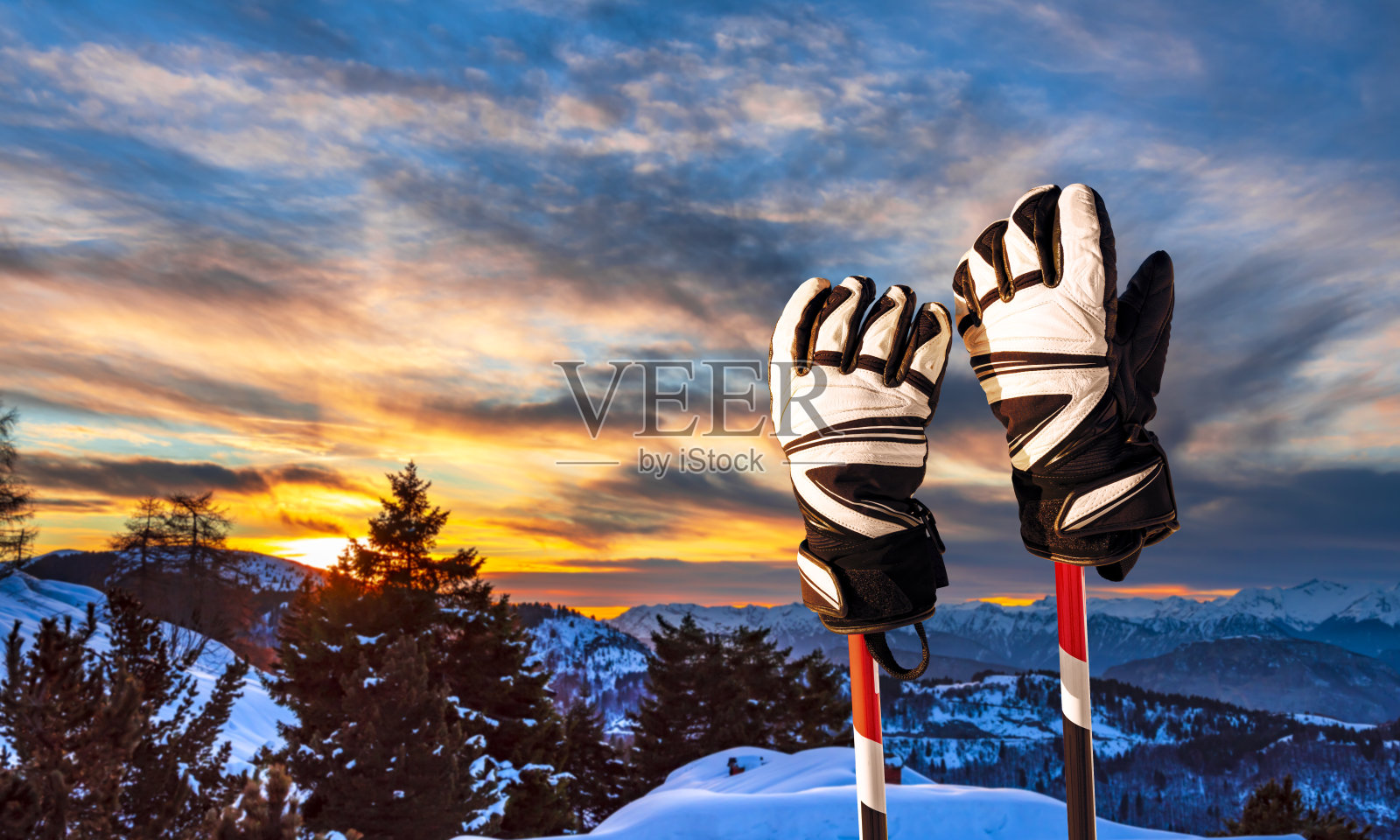 日落时的滑雪手套照片摄影图片
