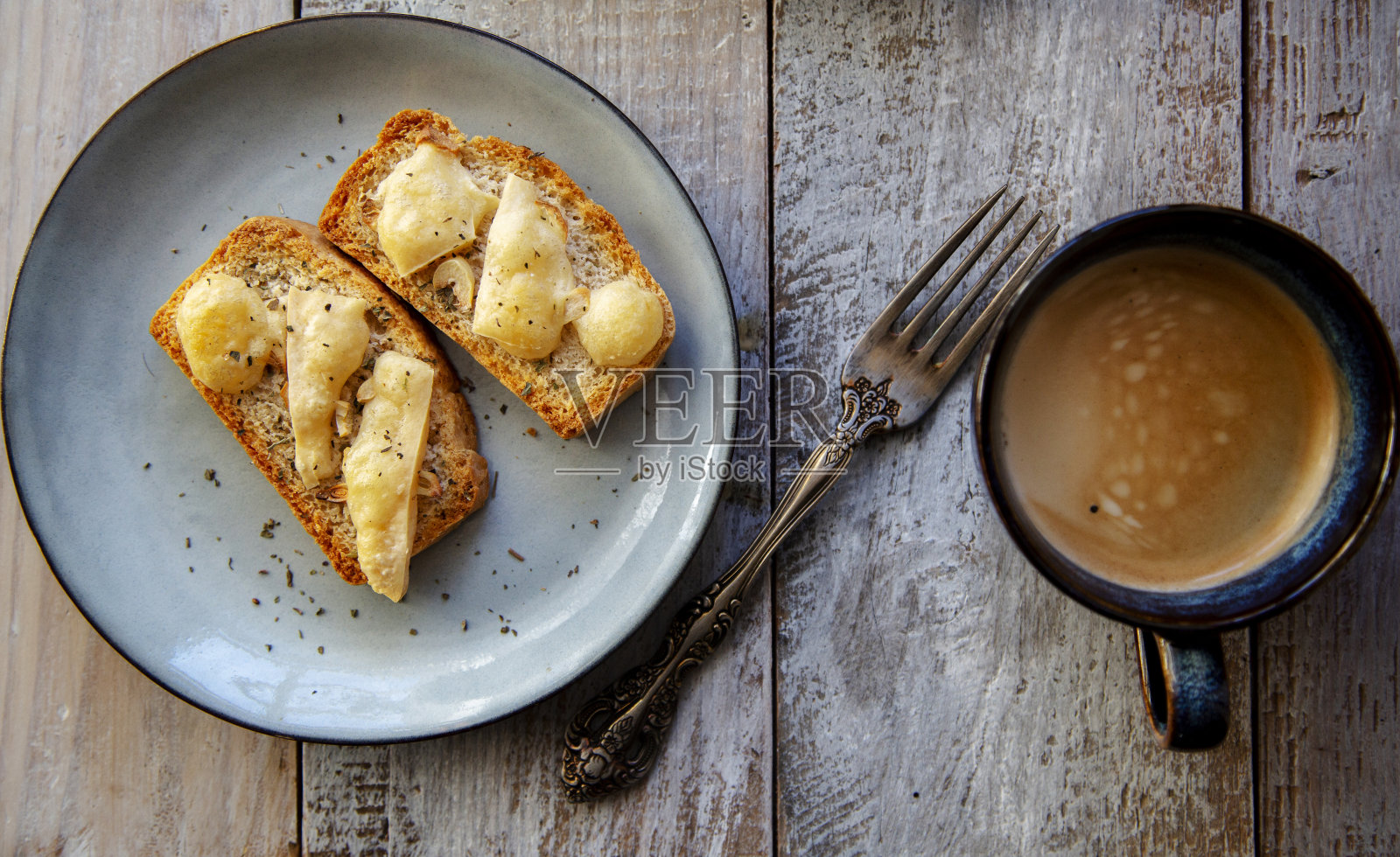家庭早餐:奶酪烤面包和咖啡照片摄影图片