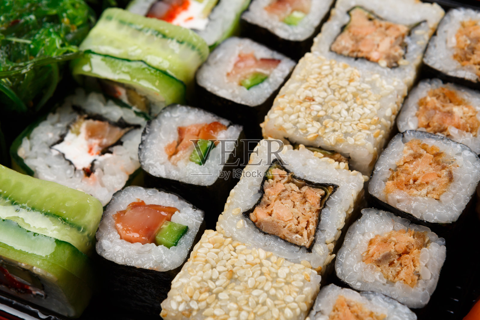 彩色寿司的特写，背景照片摄影图片
