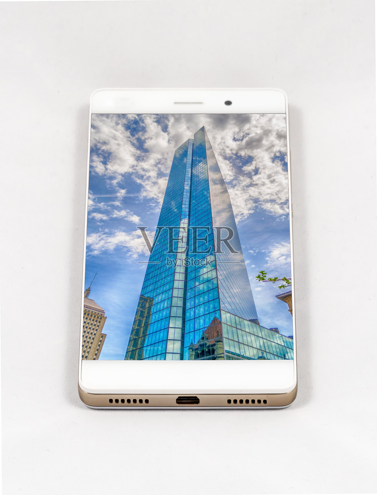 现代智能手机显示摩天大楼的全屏图片，波士顿，美国照片摄影图片