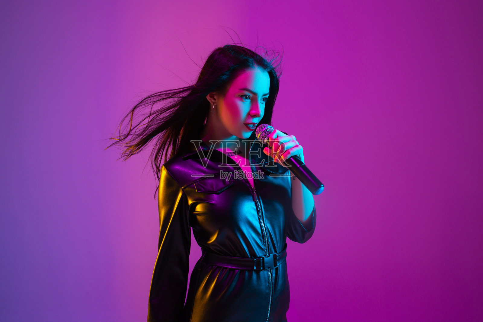白人女歌手肖像孤立在紫色工作室背景霓虹灯照片摄影图片