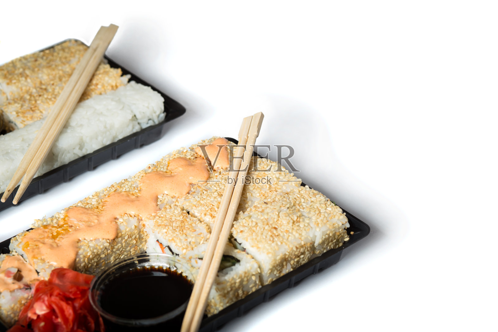 塑料盒里的寿司卷照片摄影图片