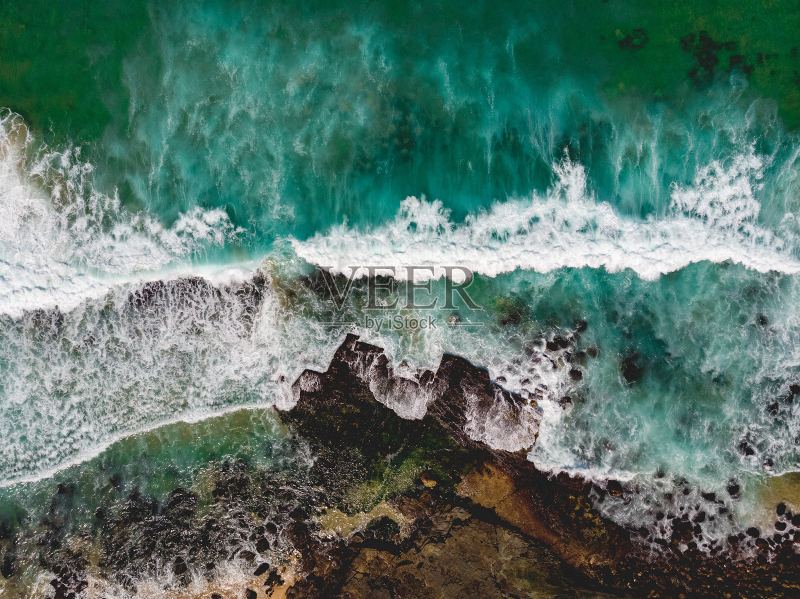 俯视图无人机空中破浪沿岩石澳大利亚海岸线照片摄影图片