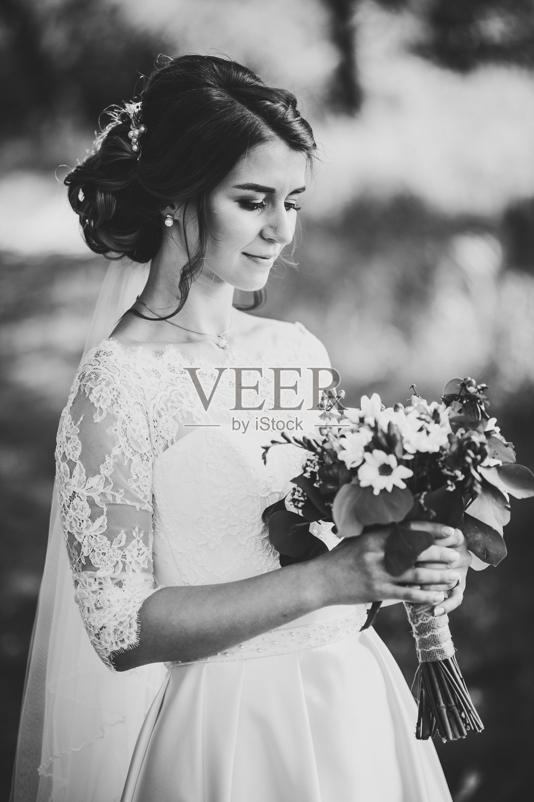 新娘在户外捧着婚礼花束。黑白照片。照片摄影图片