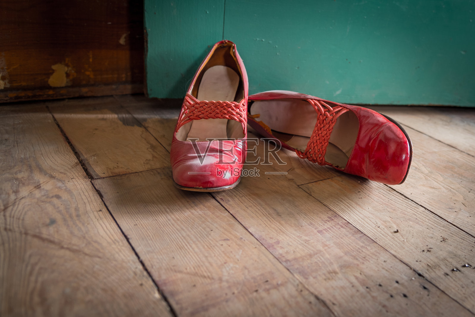 穿着红色女鞋在木地板上照片摄影图片