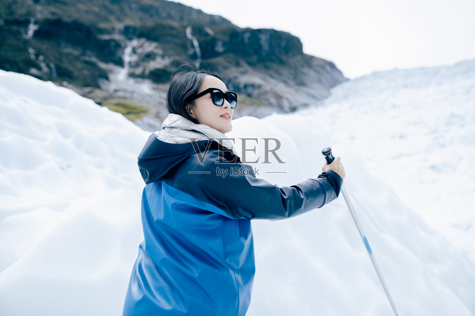 亚洲女性旅游享受福克斯冰川，新西兰。照片摄影图片