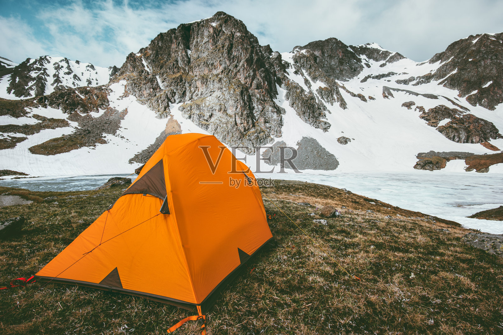 橙色露营帐篷在山区景观旅游生活理念冒险度假户外远足装备装备照片摄影图片