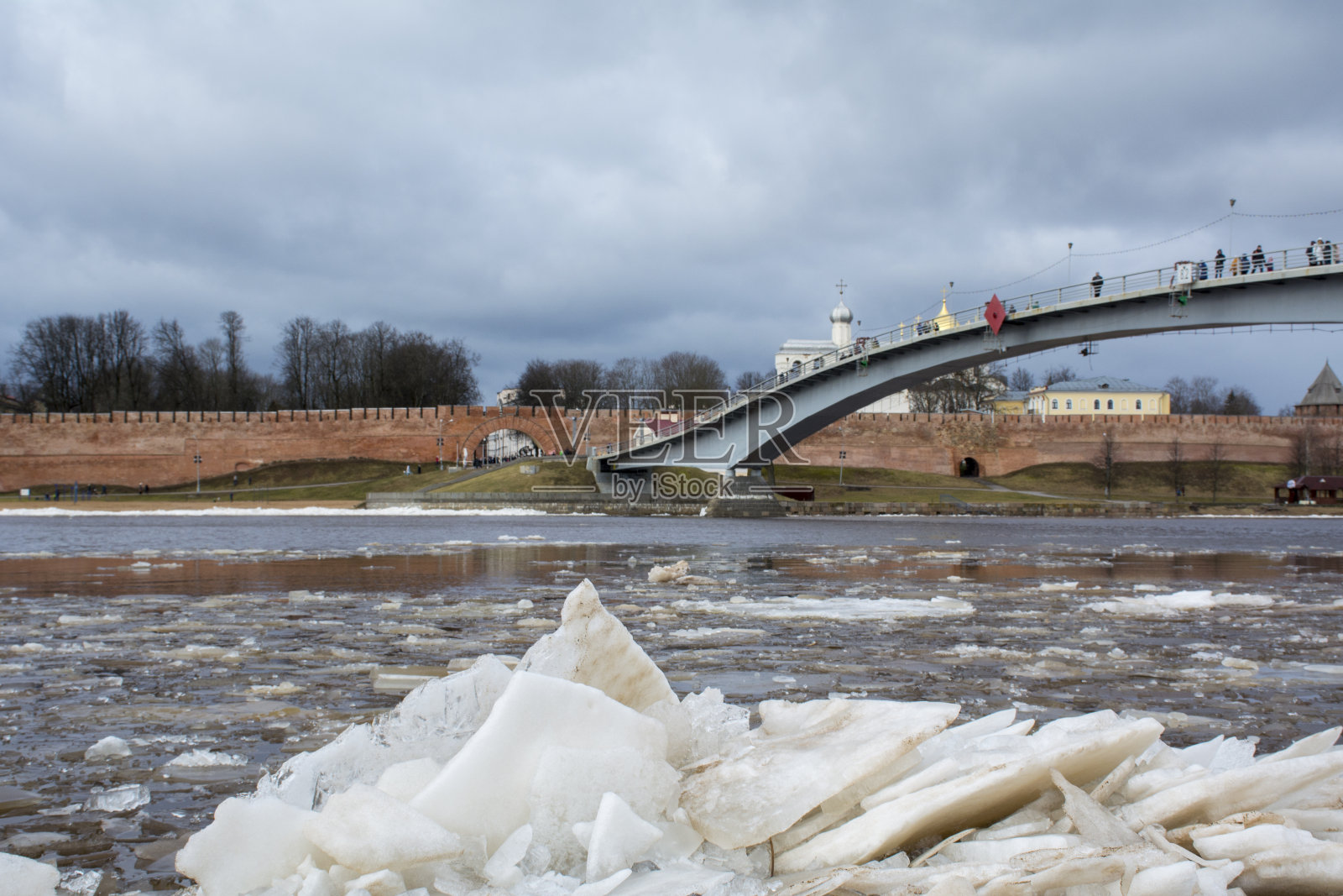 俄罗斯诺夫哥罗德市沃尔科夫河堤岸上的碎冰照片摄影图片
