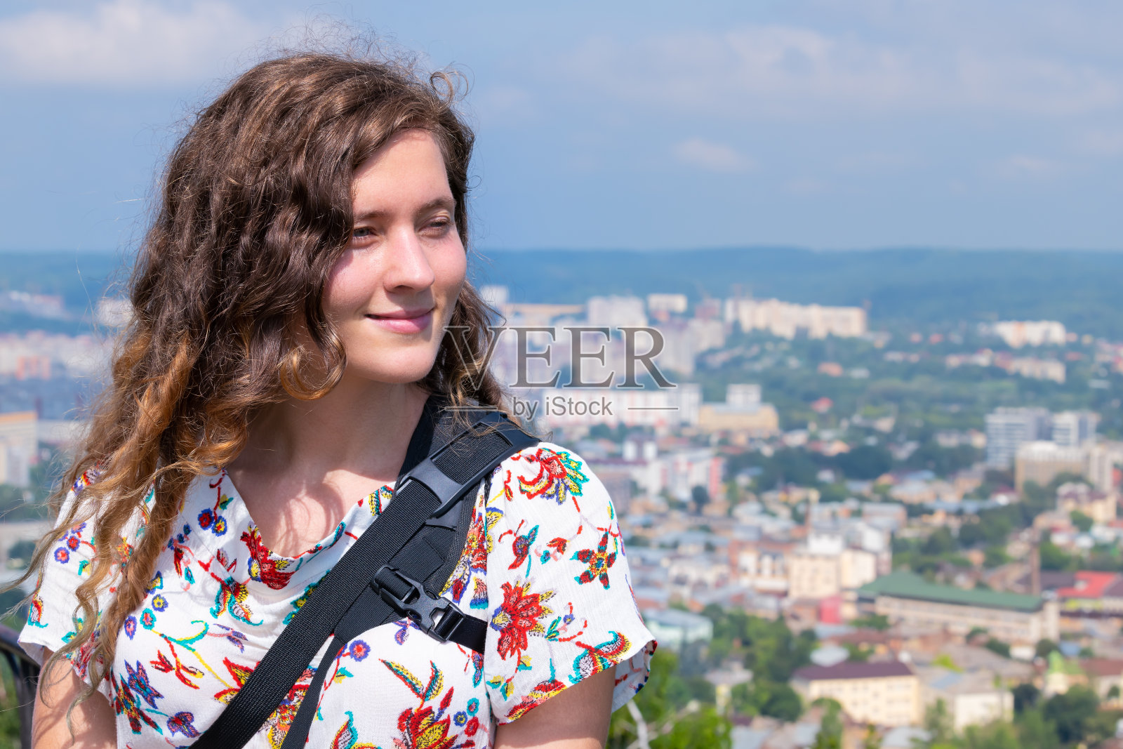 利沃夫，乌克兰和年轻女性游客看城市天际线在历史悠久的乌克兰城市老城建筑在阳光明媚的夏天照片摄影图片