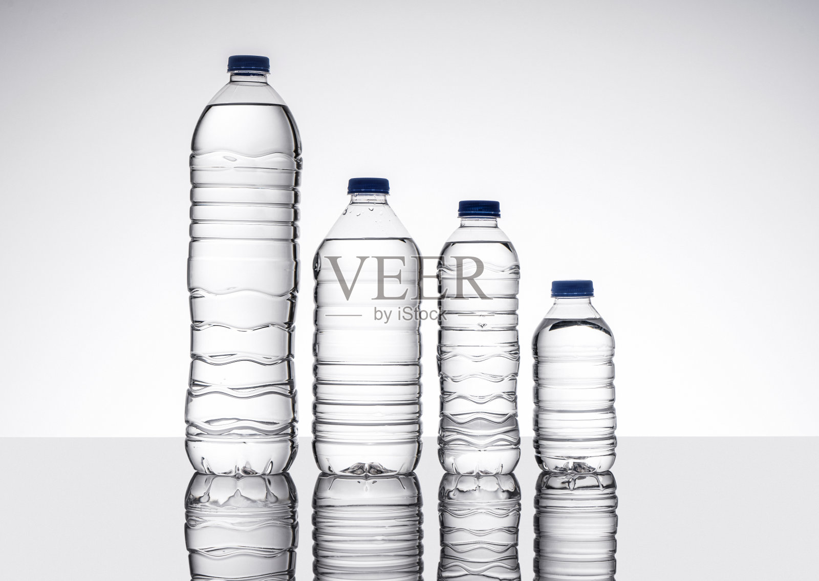 一组水瓶在孤立的白色背景上照片摄影图片