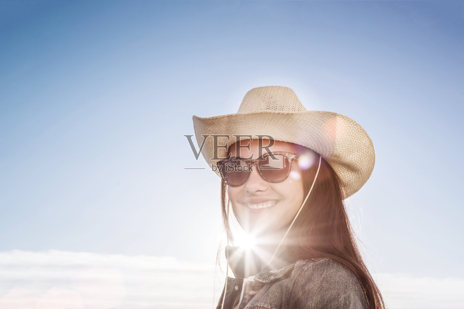 年轻女孩在牛仔风格的宽边帽子照片摄影图片