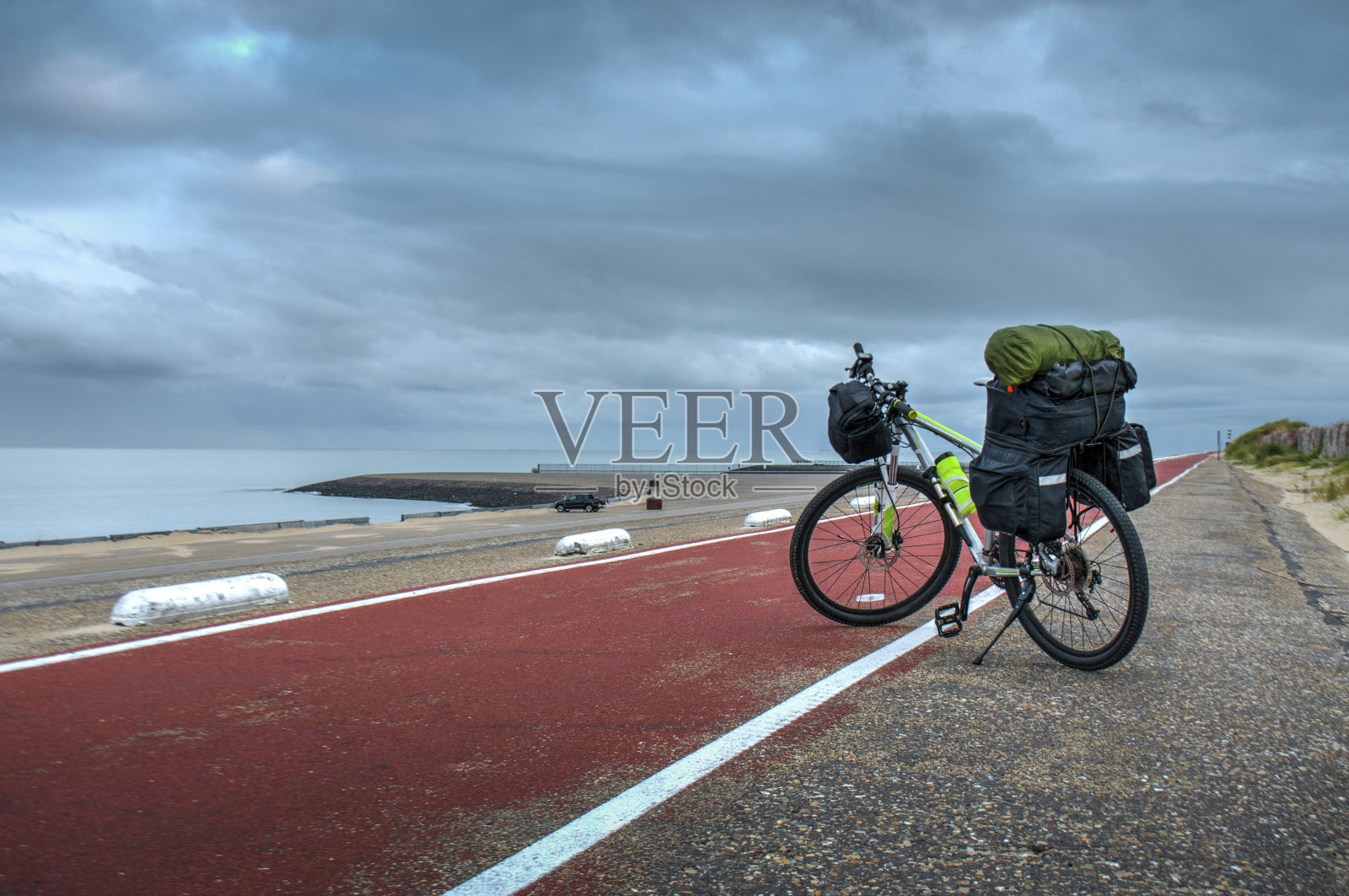 荷兰，背包上路的现代自行车照片摄影图片