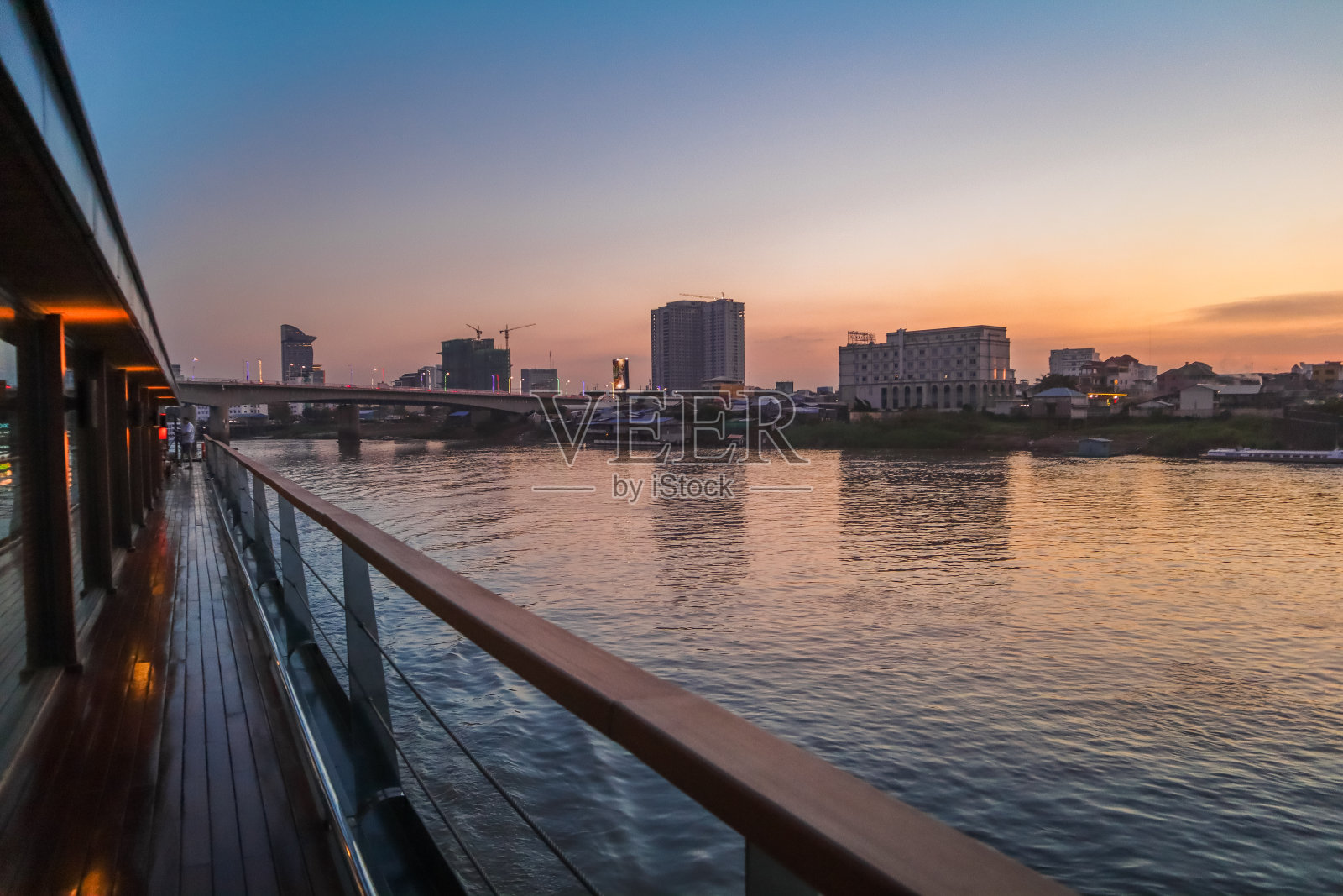 从翠色船眺望湄公河照片摄影图片