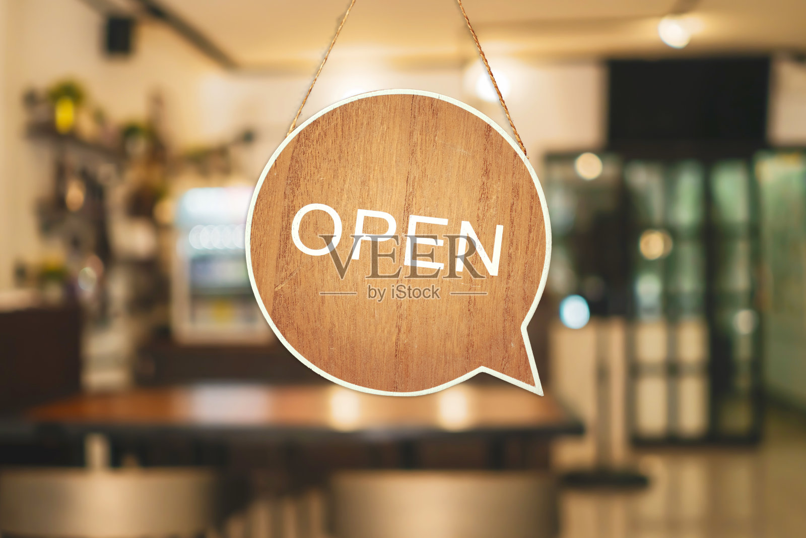 咖啡馆或餐厅门口挂着写着“开门”的商业标志。复古色调风格。照片摄影图片