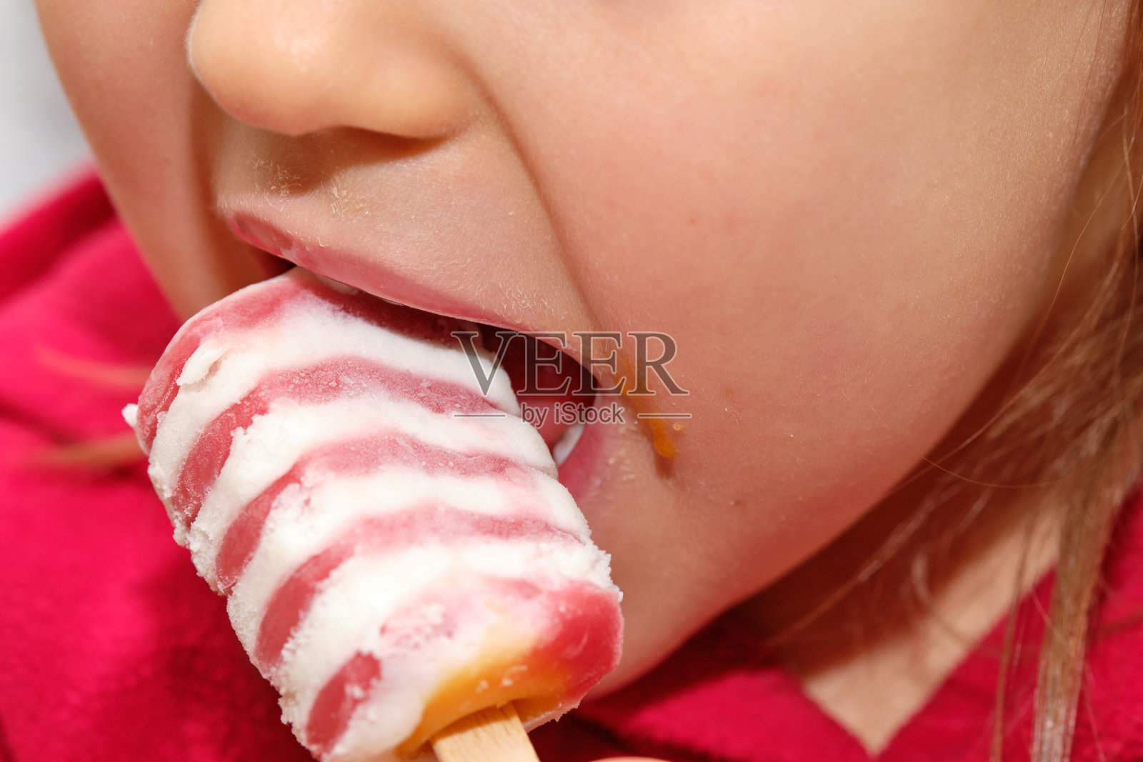 女孩吃冰淇淋的特写镜头照片摄影图片
