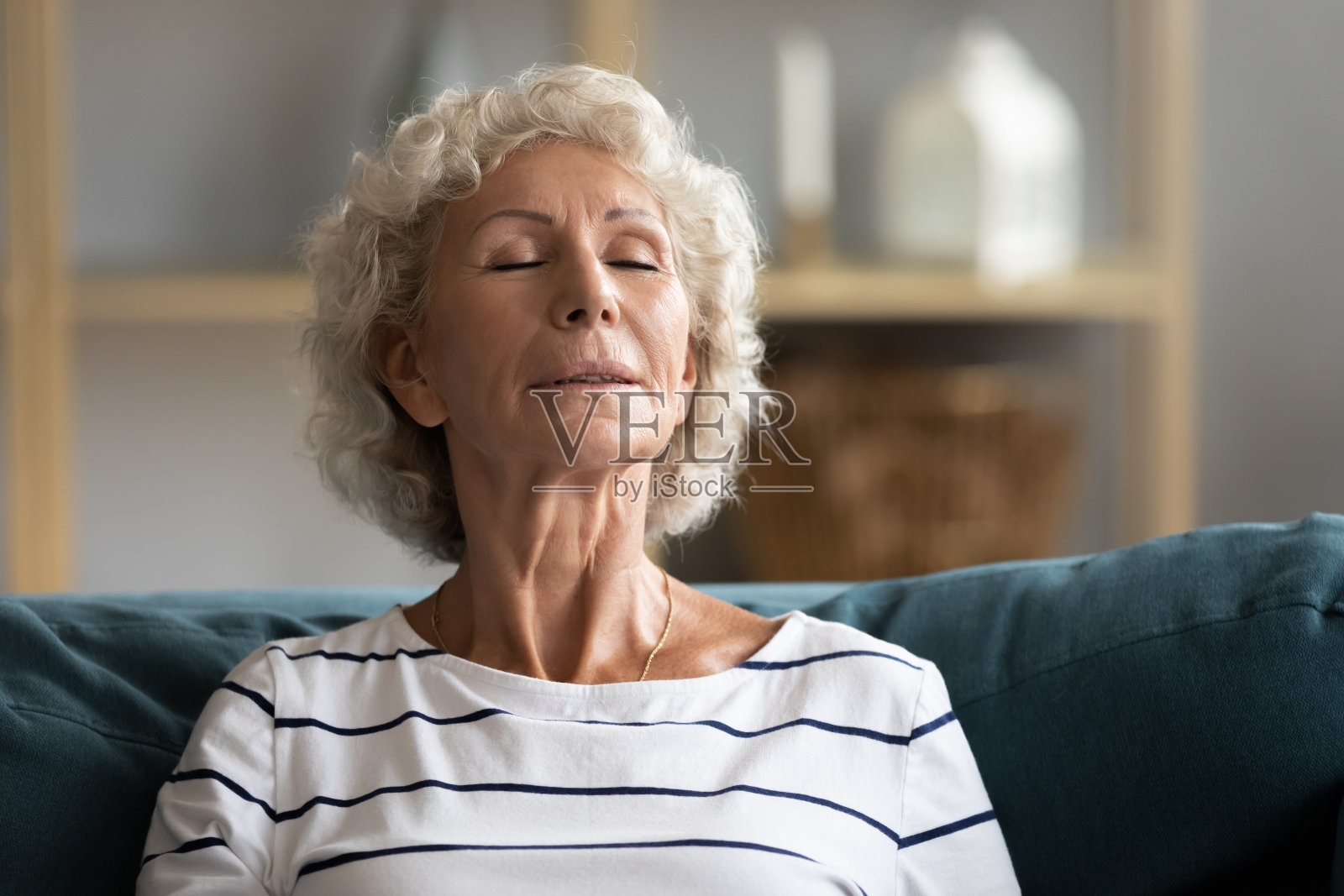安静的老妇人躺在沙发上打盹照片摄影图片
