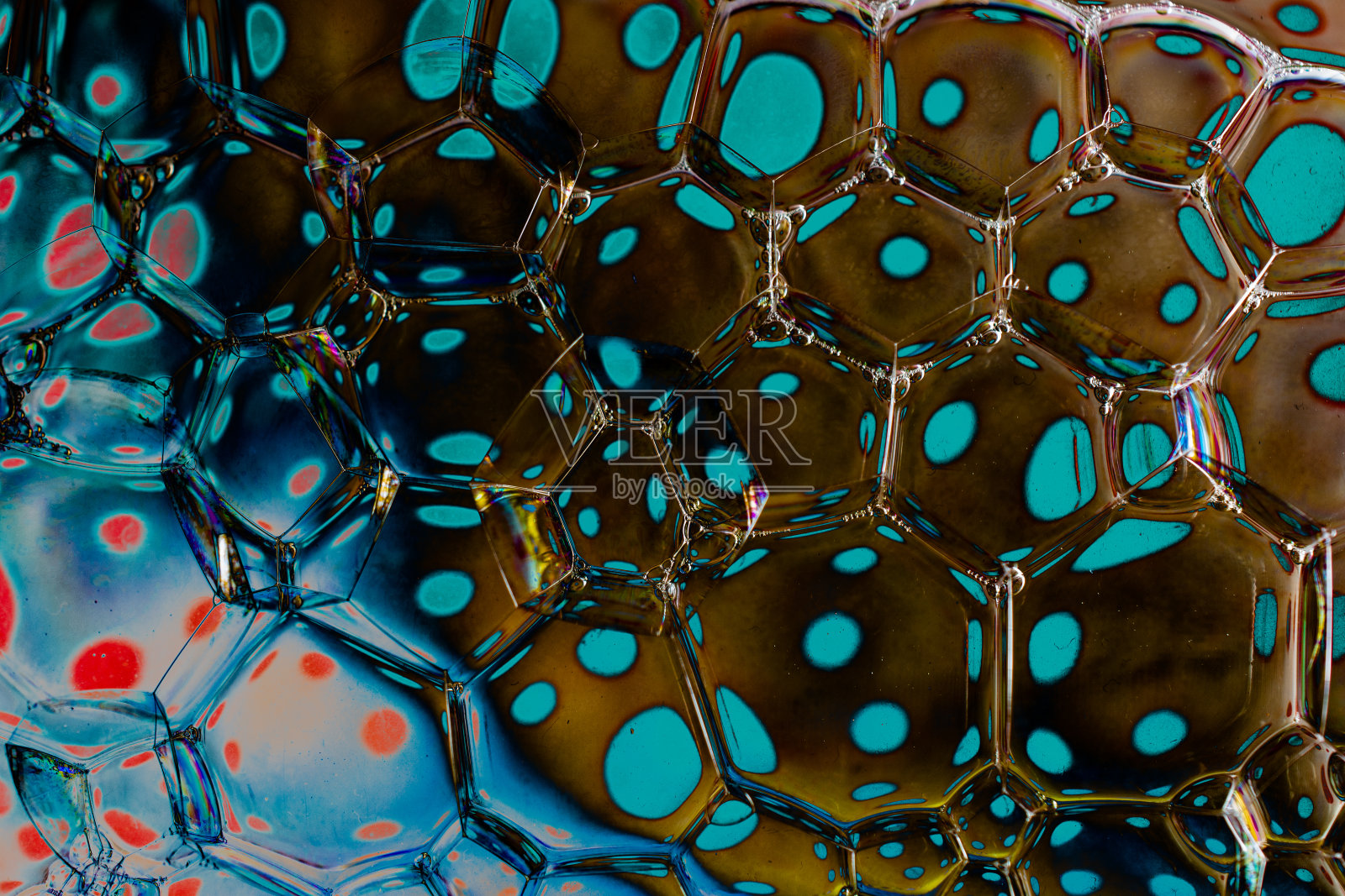 微距拍摄的水油乳剂在彩色背景照片摄影图片