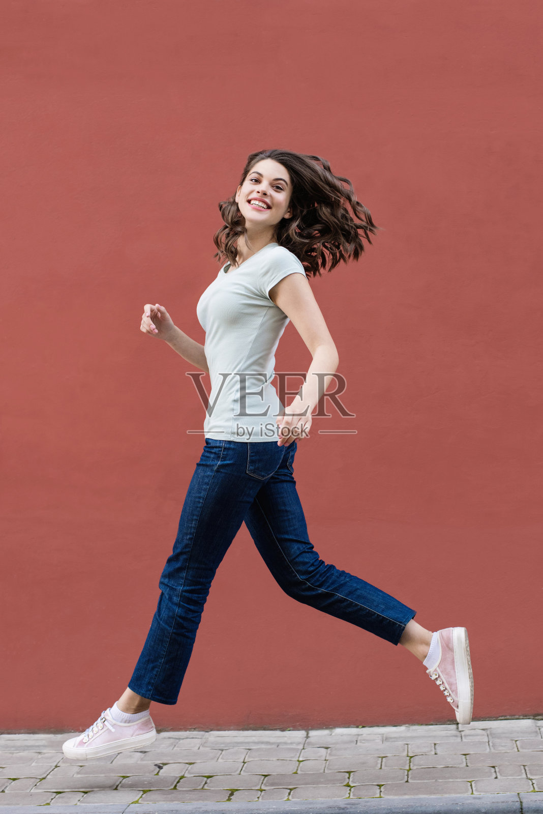 快乐，有趣，兴奋的女孩在城市里奔跑照片摄影图片