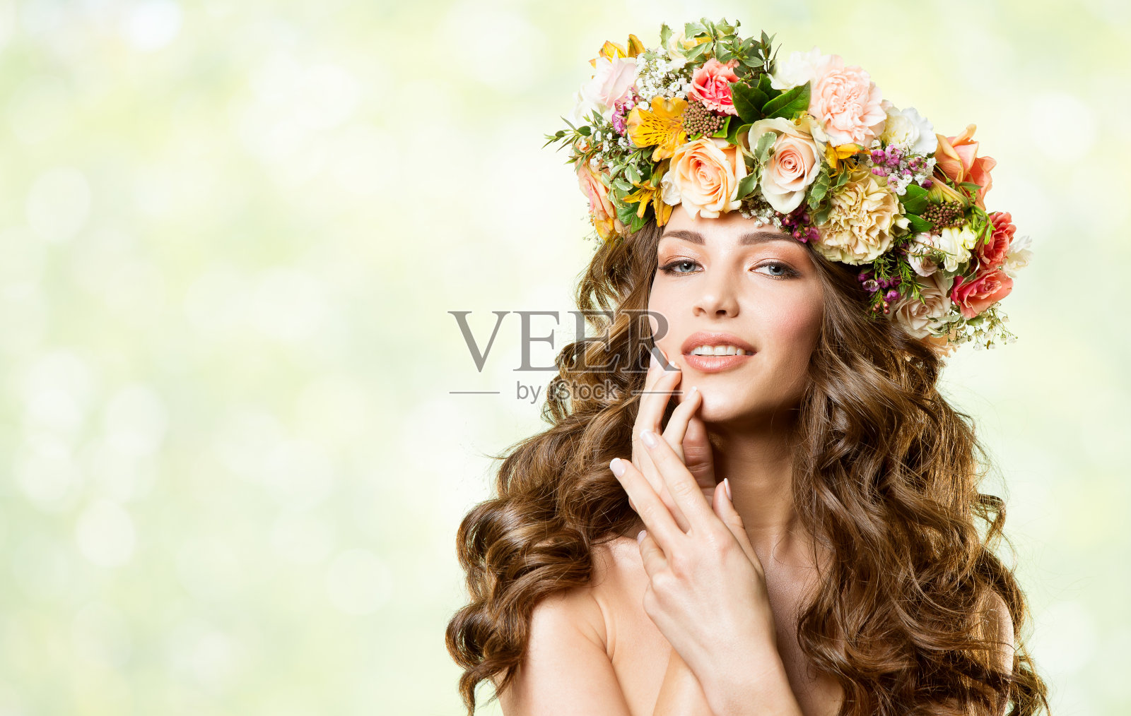 女人花圈帽，美丽的时尚模特与玫瑰鲜花的发型在绿色照片摄影图片