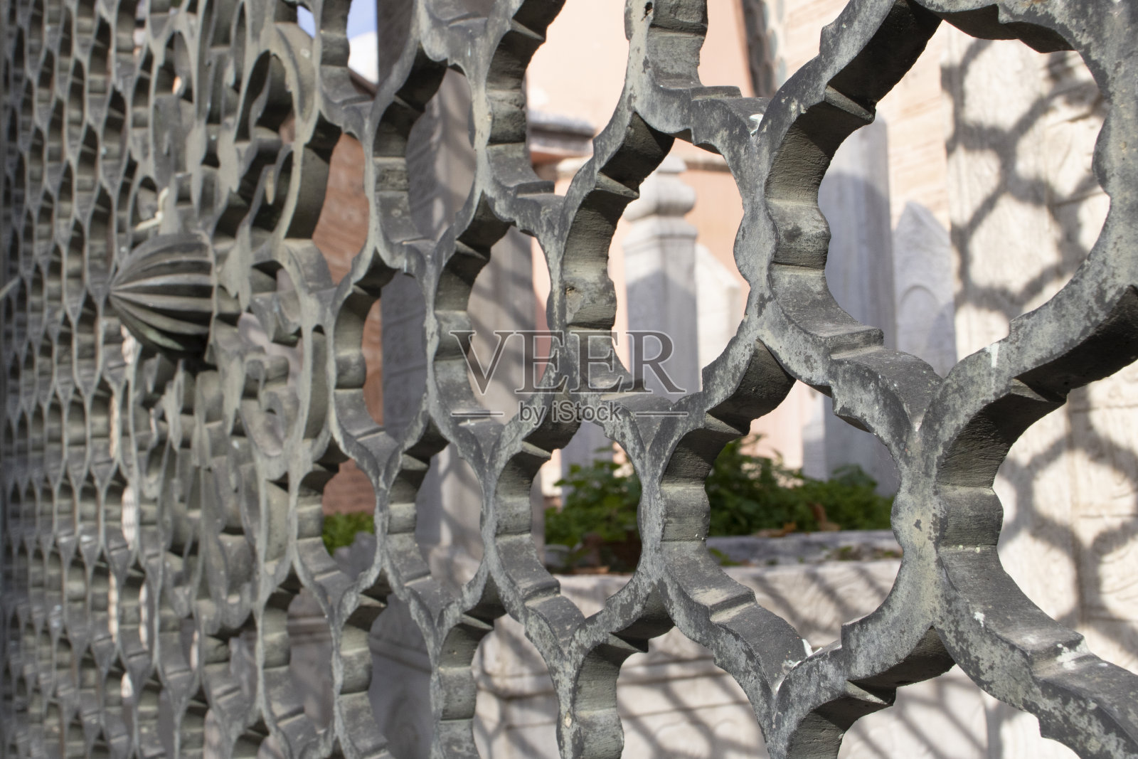 六角铁篱笆。它被用于保护属于奥斯曼帝国时期的古老历史建筑。照片摄影图片