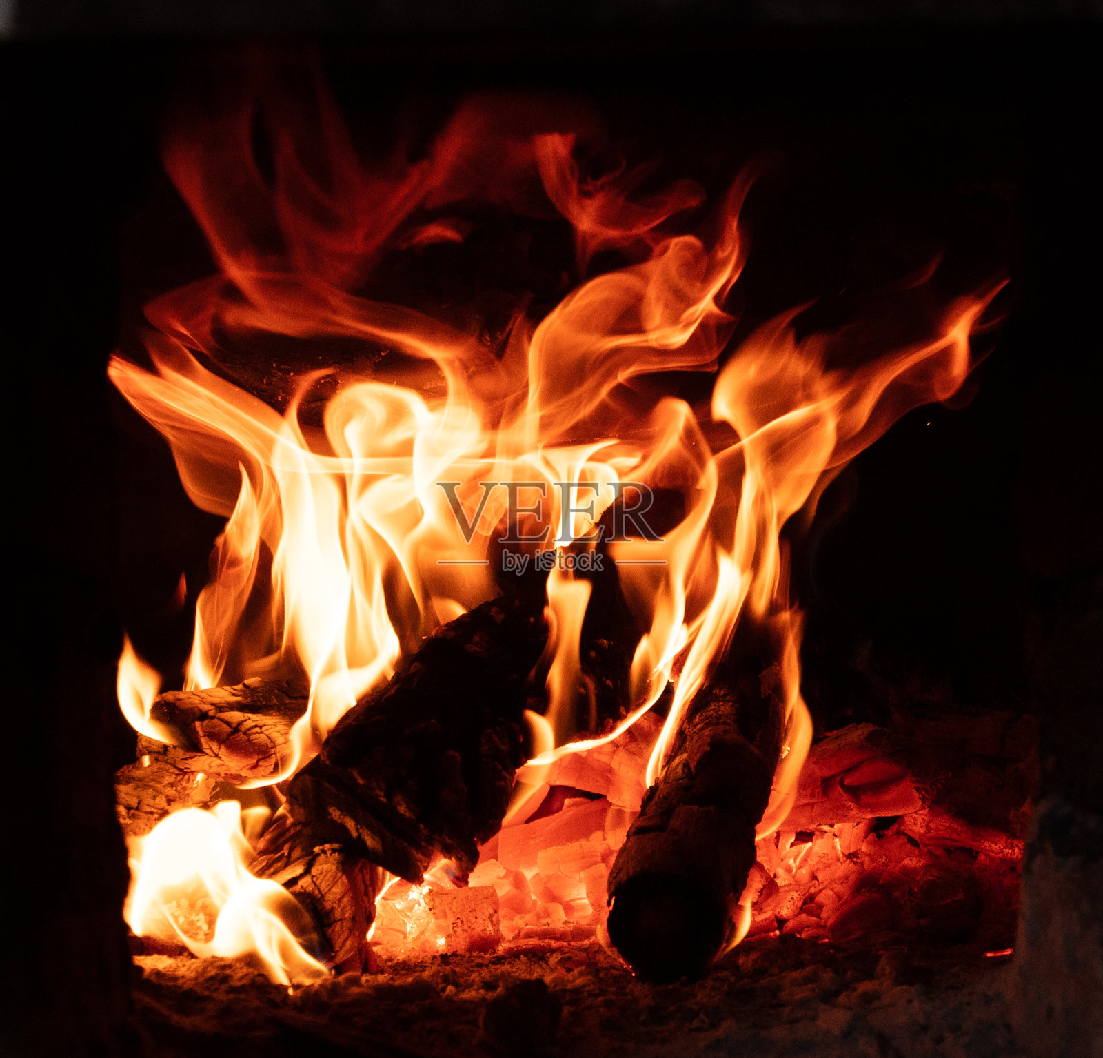 在壁炉里燃烧火柴照片摄影图片