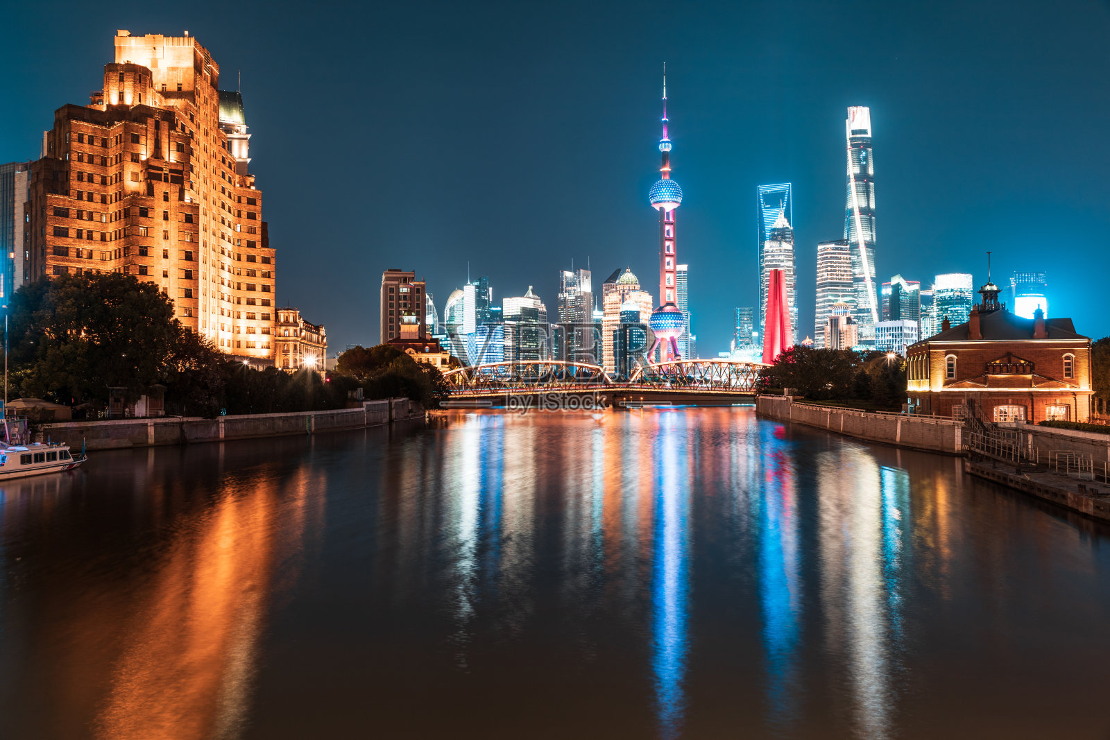 中国上海的现代城市夜景照片摄影图片
