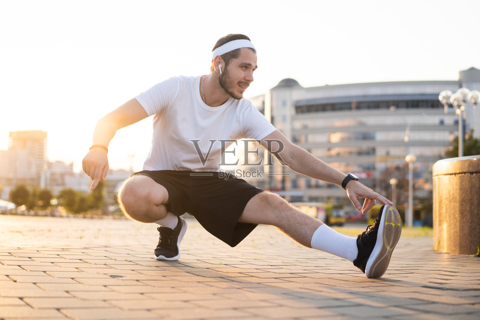 年轻男性慢跑运动员在城市户外训练和锻炼。照片摄影图片