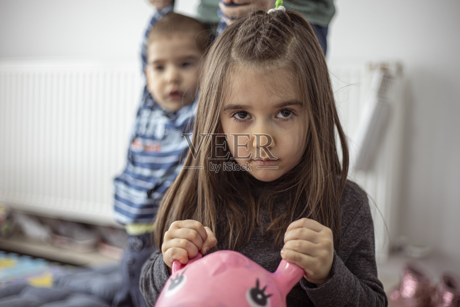 小女孩炫耀她的粉红色玩具马-近距离照片摄影图片