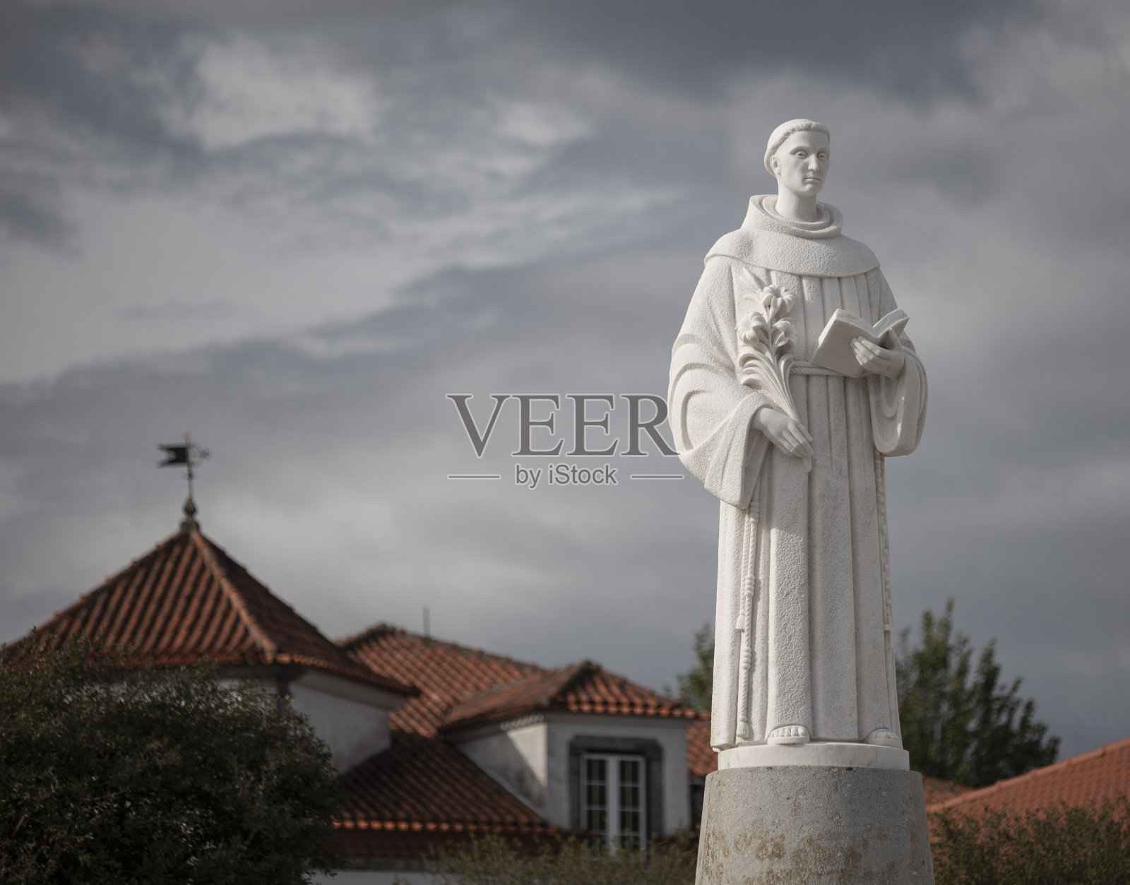 来自葡萄牙米尼奥布拉加萨梅罗圣殿的历史白色雕像。照片摄影图片