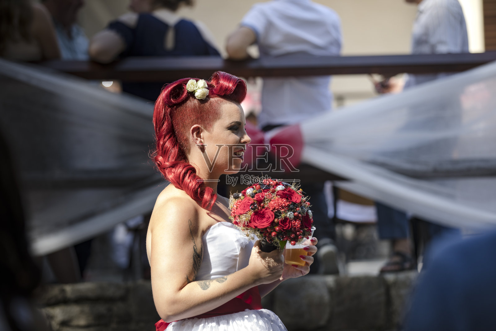 婚礼后微笑的新娘手捧花束照片摄影图片