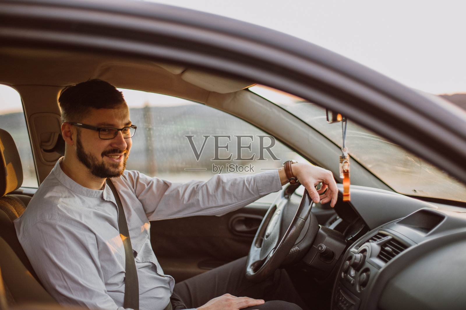 男性白人好司机在他的车里微笑照片摄影图片