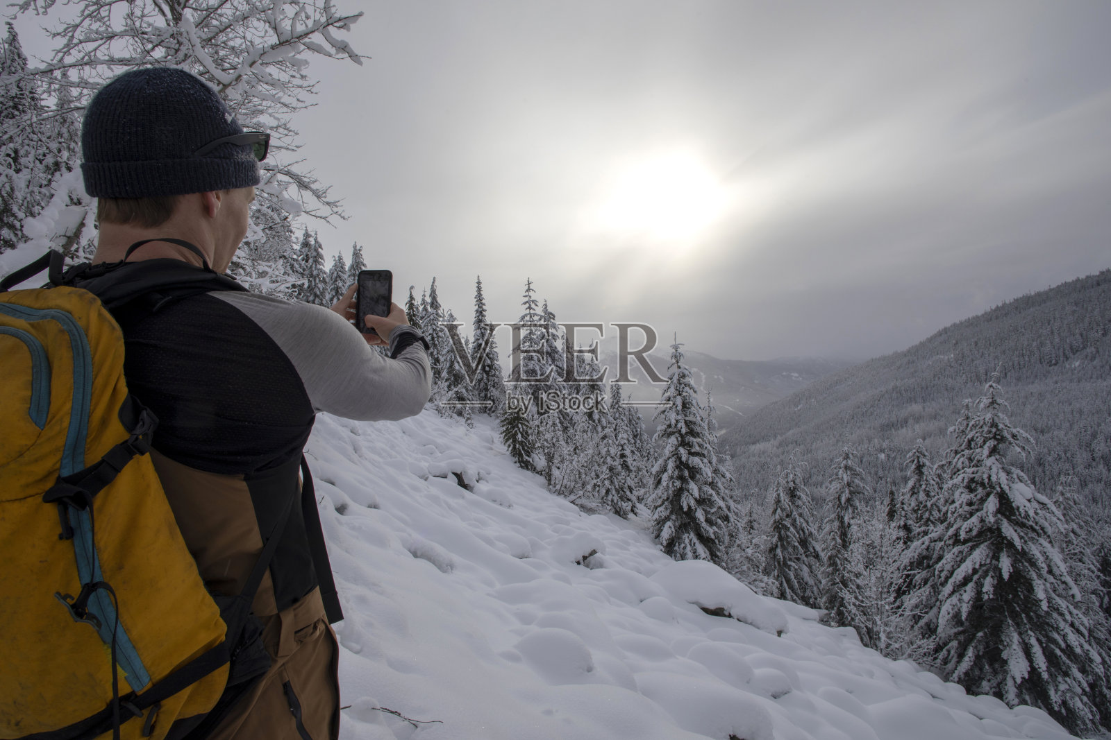 越野滑雪者停在山脊上照片摄影图片