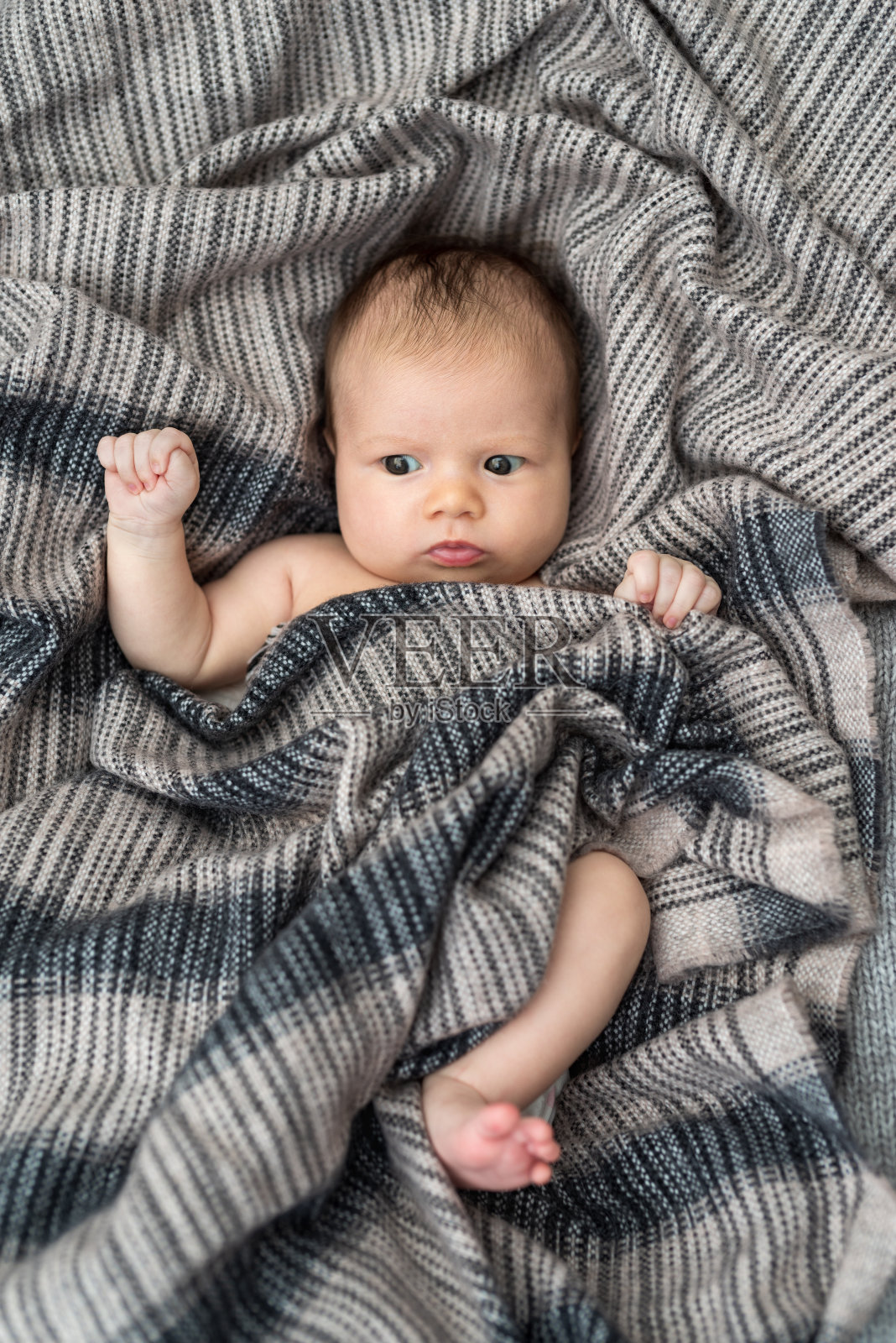 裹着毯子的婴儿照片摄影图片