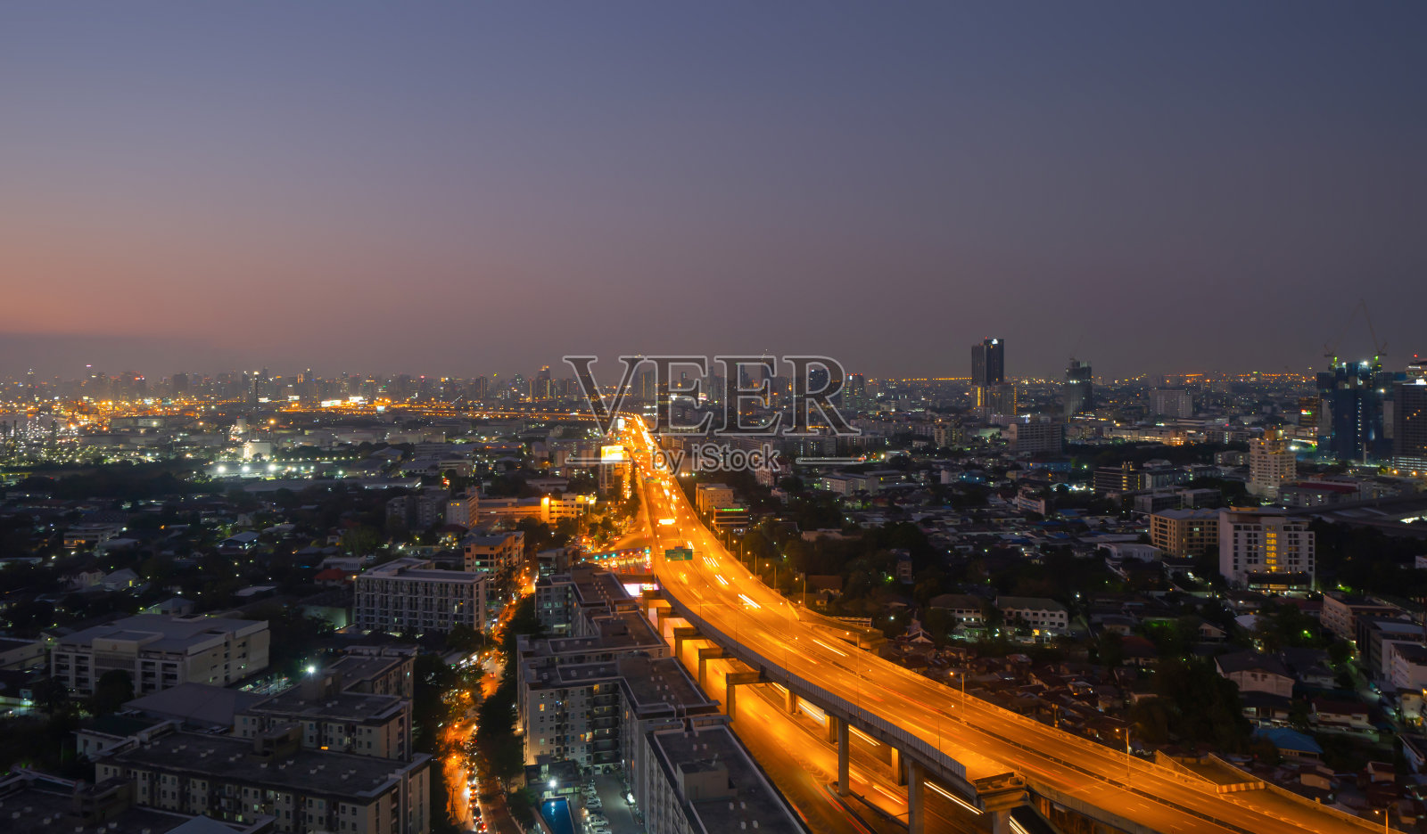 鸟瞰图高速公路街道在曼谷市中心天际线，泰国。智慧城市中的金融商务区和住宅区。夜间有摩天大楼和高层建筑。照片摄影图片