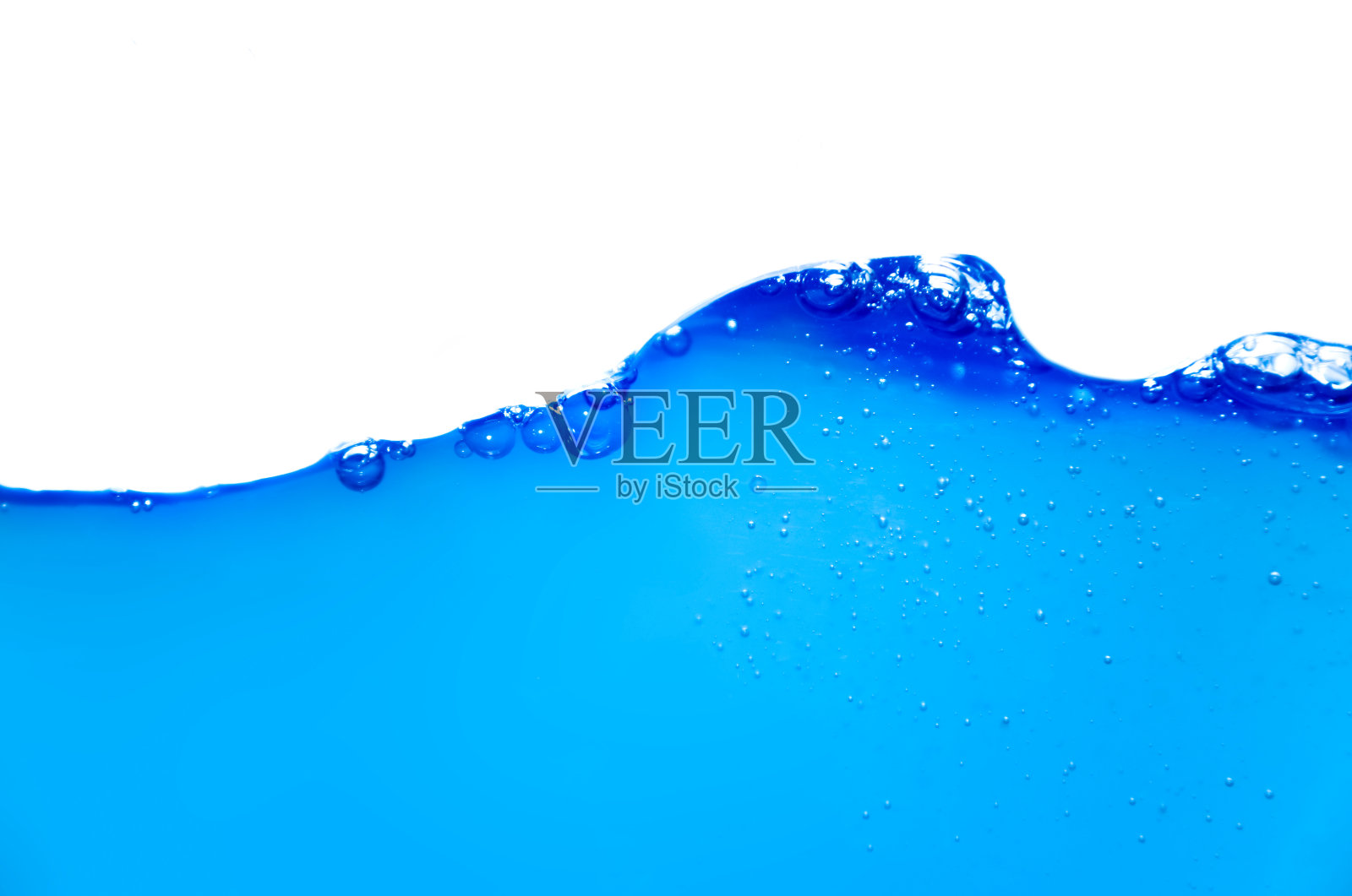 蓝色的水面与泡沫和水溅在白色的背景照片摄影图片