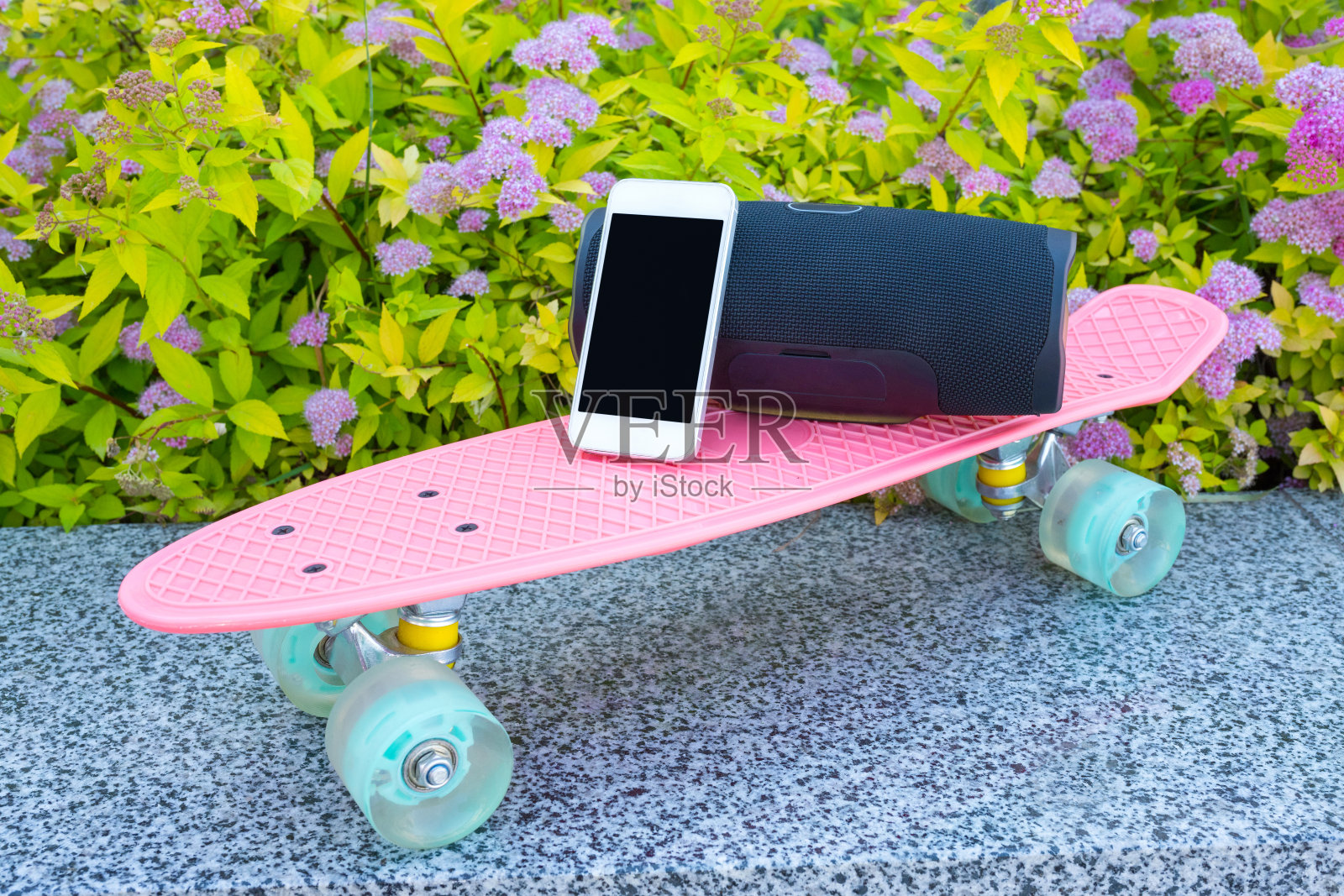 手机，音乐蓝牙一栏，一个滑板靠近的背景花。照片摄影图片