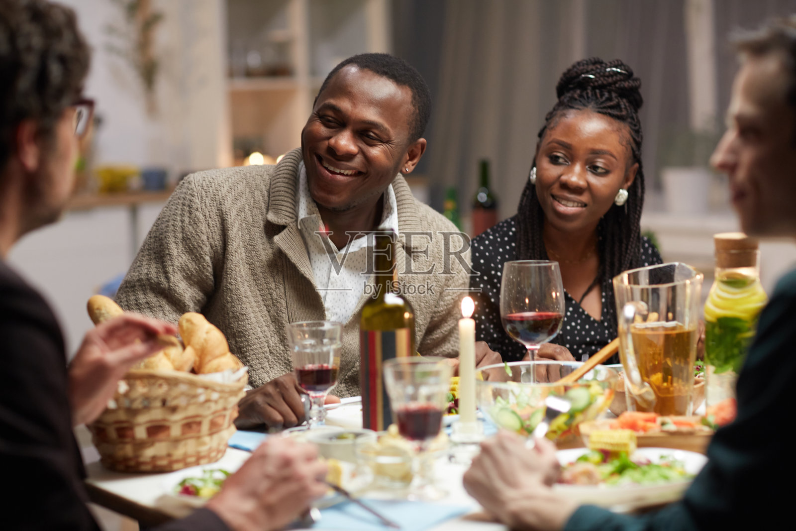 一对非洲夫妇坐在假日餐桌前照片摄影图片