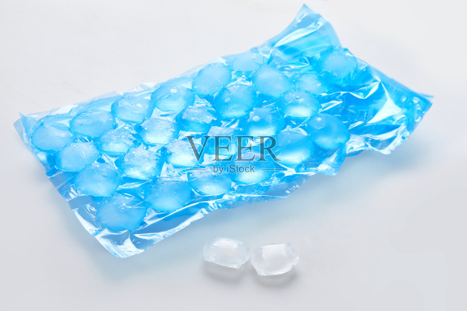 蓝色塑料包装冰袋用于家用水冷冻。照片摄影图片