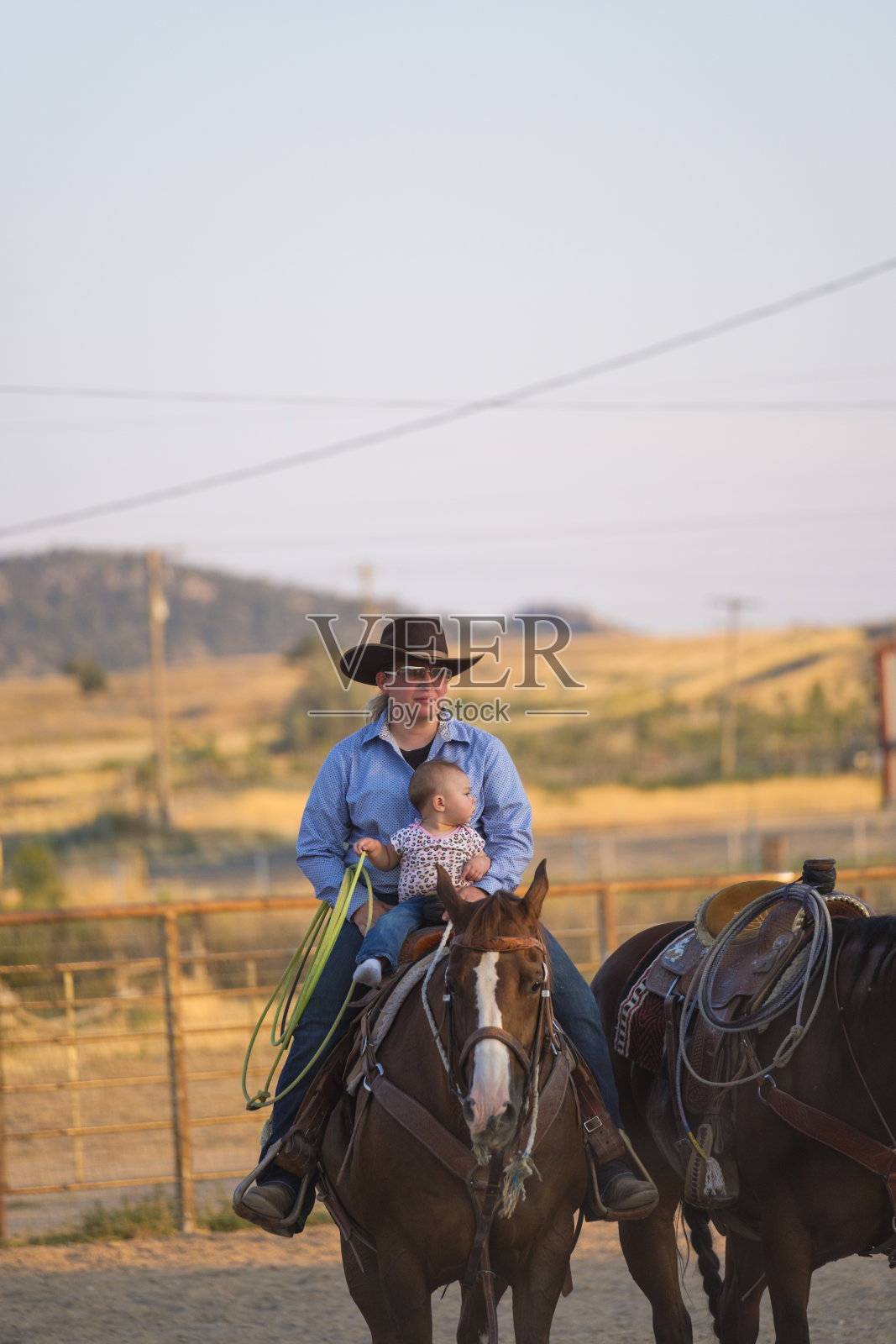父母与女儿骑马照片摄影图片