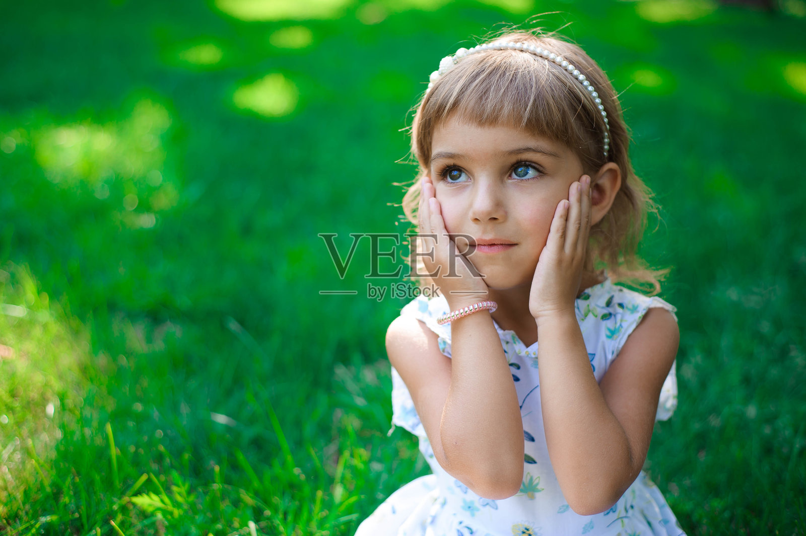 小女孩在夏日的户外。照片摄影图片