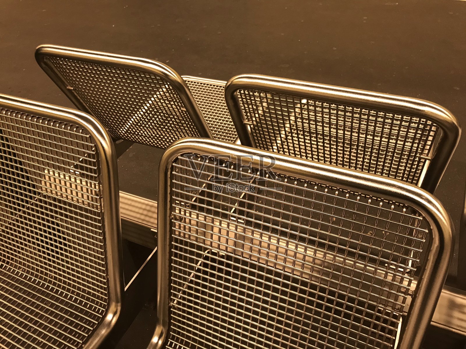 柏林火车站里的金属座椅照片摄影图片