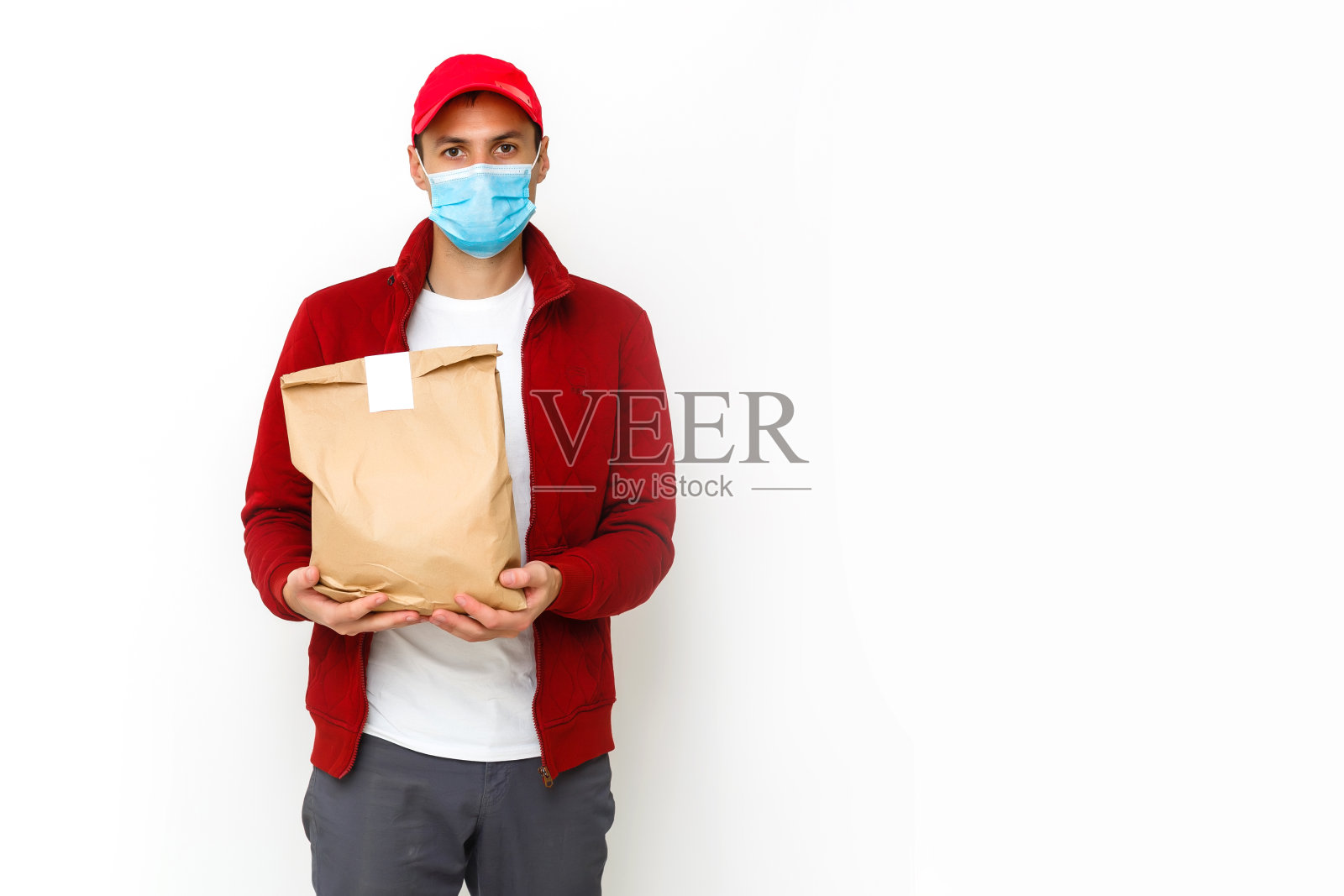 带着医用口罩的送餐员冠状病毒的概念照片摄影图片