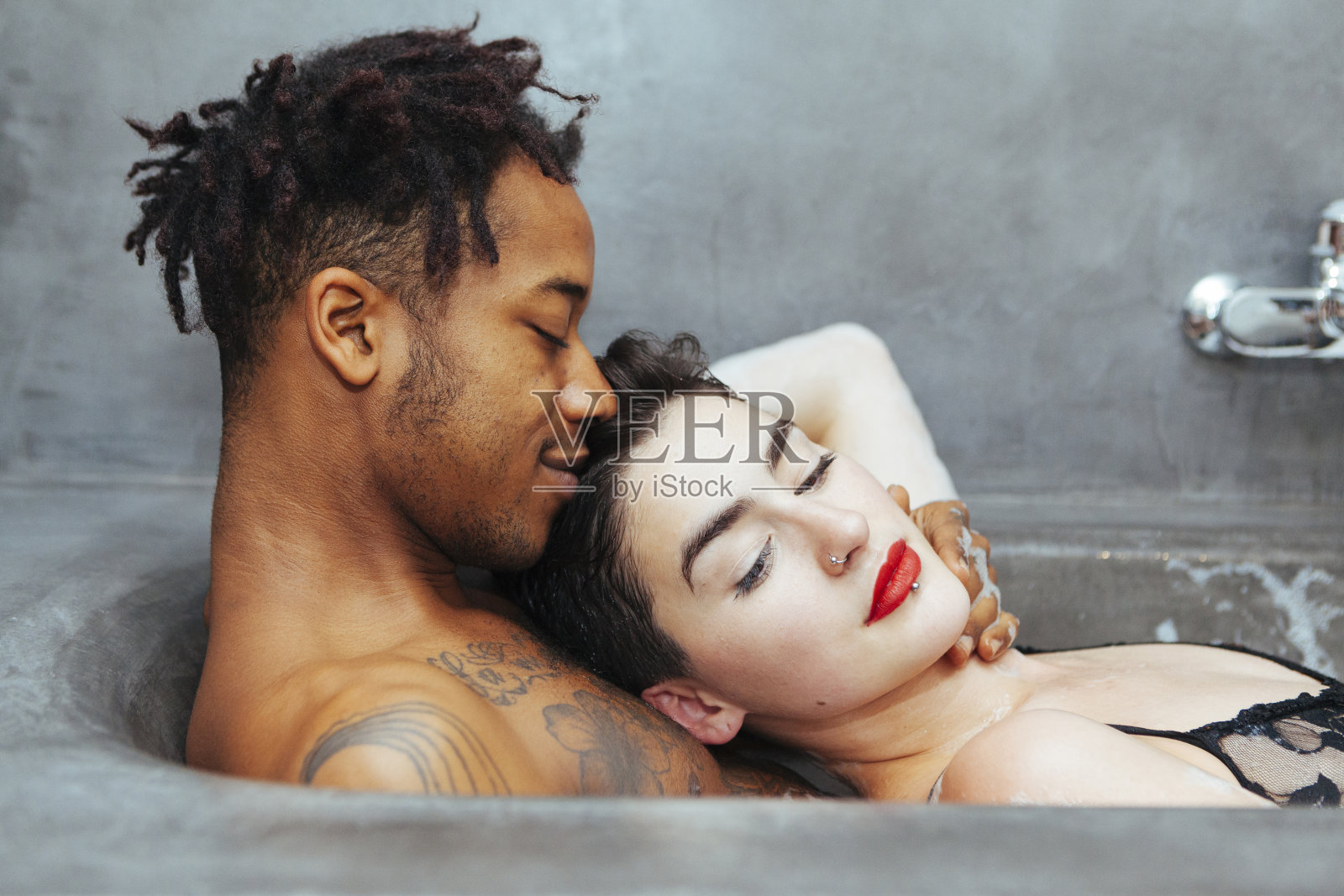 一对年轻异性恋情侣在一起洗澡。放松健康的生活方式。照片摄影图片